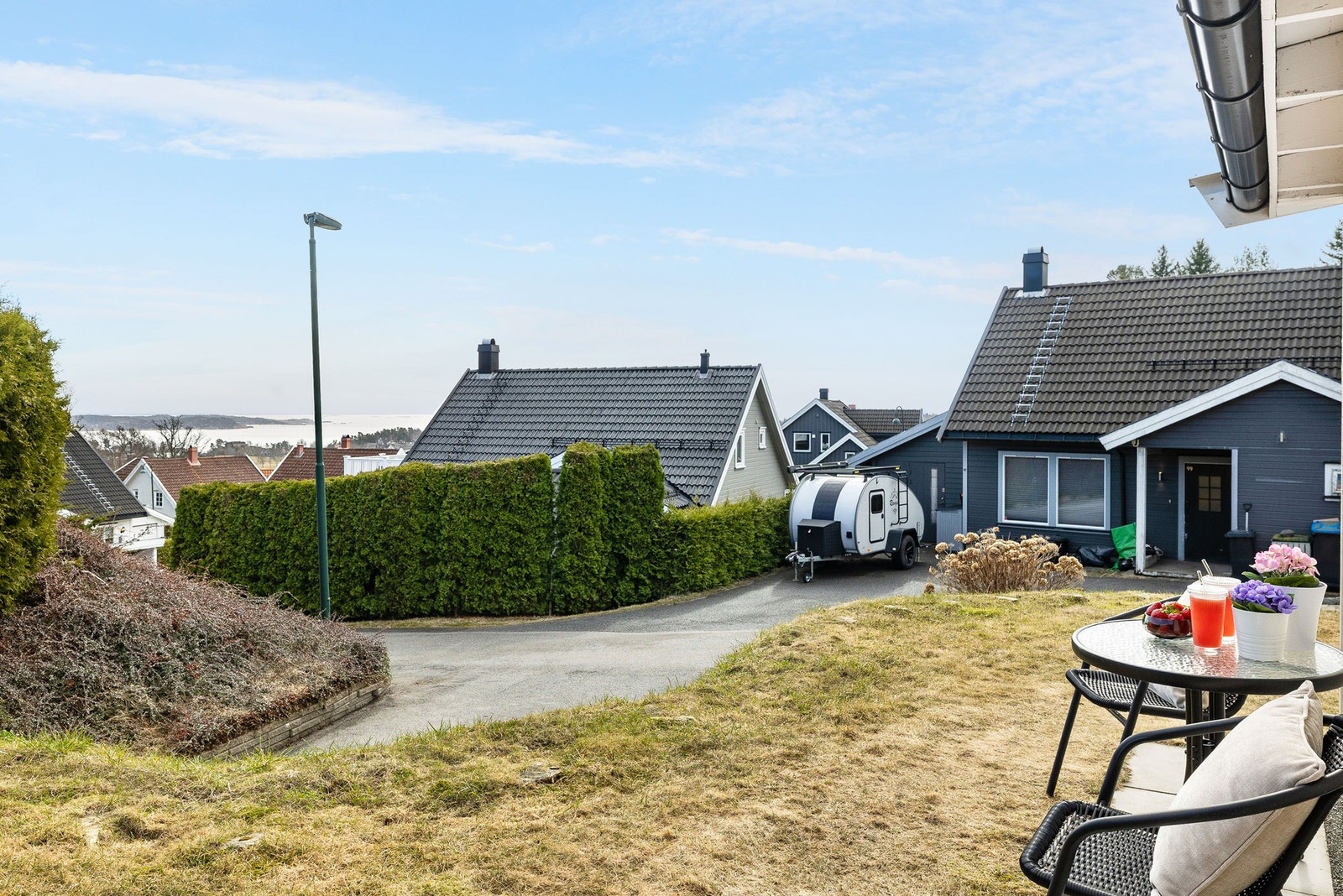 Perfekt uteplass for dagens første kaffekopp eller en rolig frokost. Rundt boligen finner du flere lune og hyggelige uteplasser, slik at du enkelt kan flytte deg etter solen gjennom dagen. Galleribilde