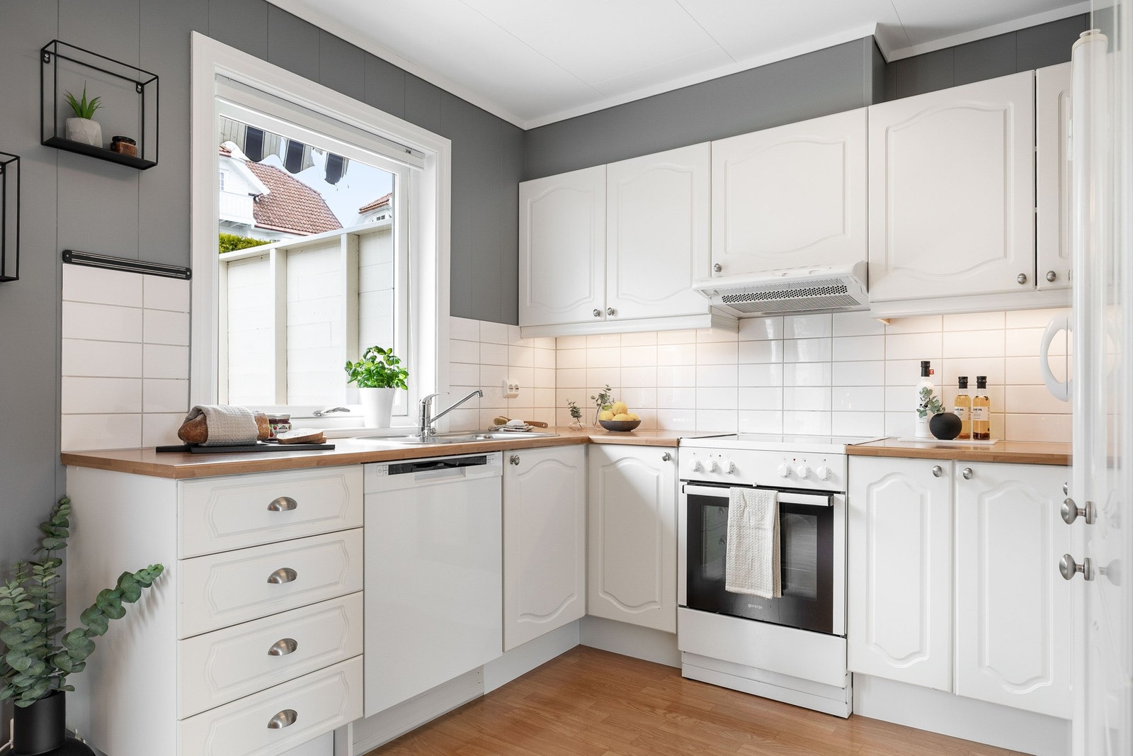 Kjøkkenet er klassisk og pent, med rikelig skap - og benkeplass som gir gode arbeidsforhold. Galleribilde