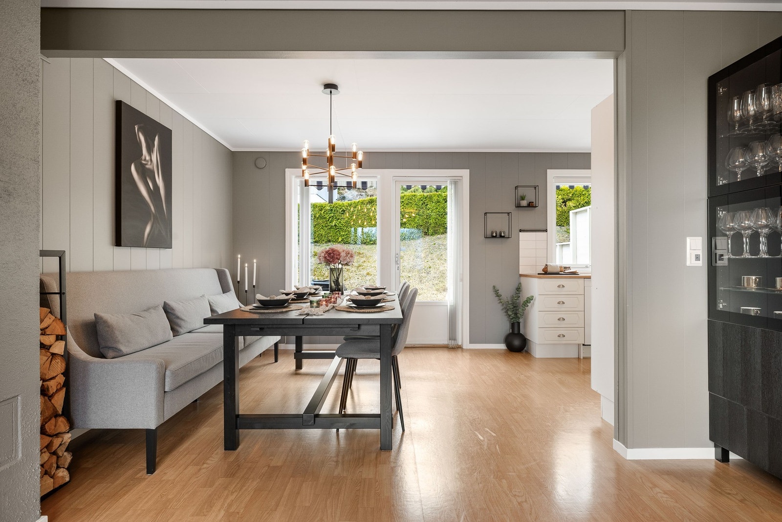 Stua byr på gode møbleringsmuligheter og plass til hele familien eller gjester på besøk. Galleribilde