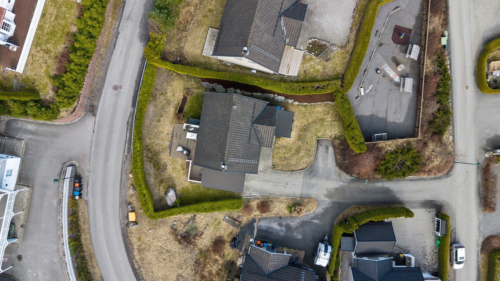 Tomten er pent opparbeidet med belegningsstein, plen og terrasseområder. Galleribilde