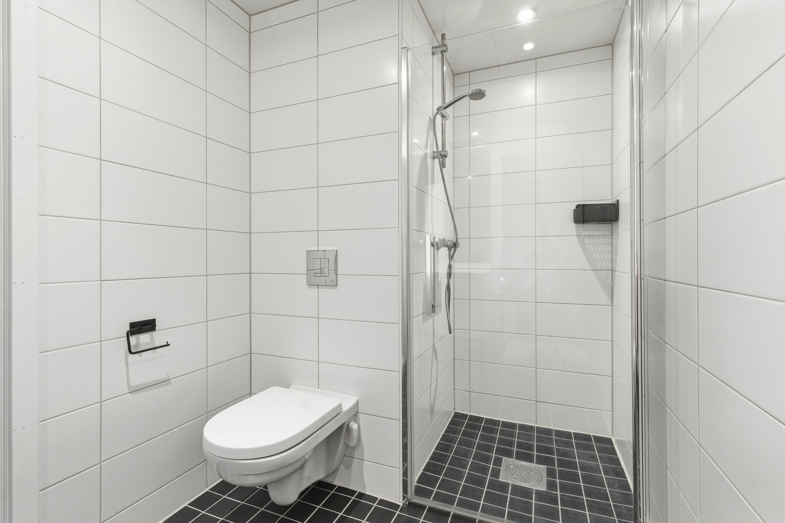 Flislagt bad. Vegghengt wc og dusjhjørne. Galleribilde