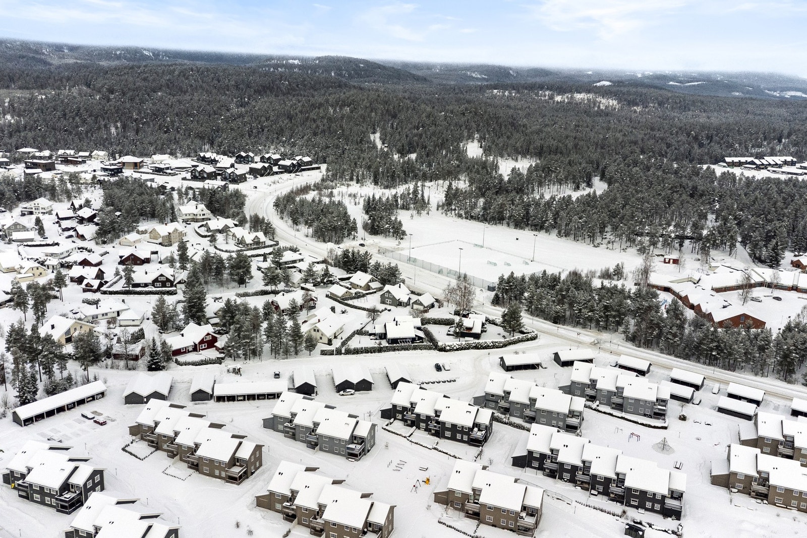 Oversiktsbilde. Kort vei til skole og idrettsanlegg. Galleribilde