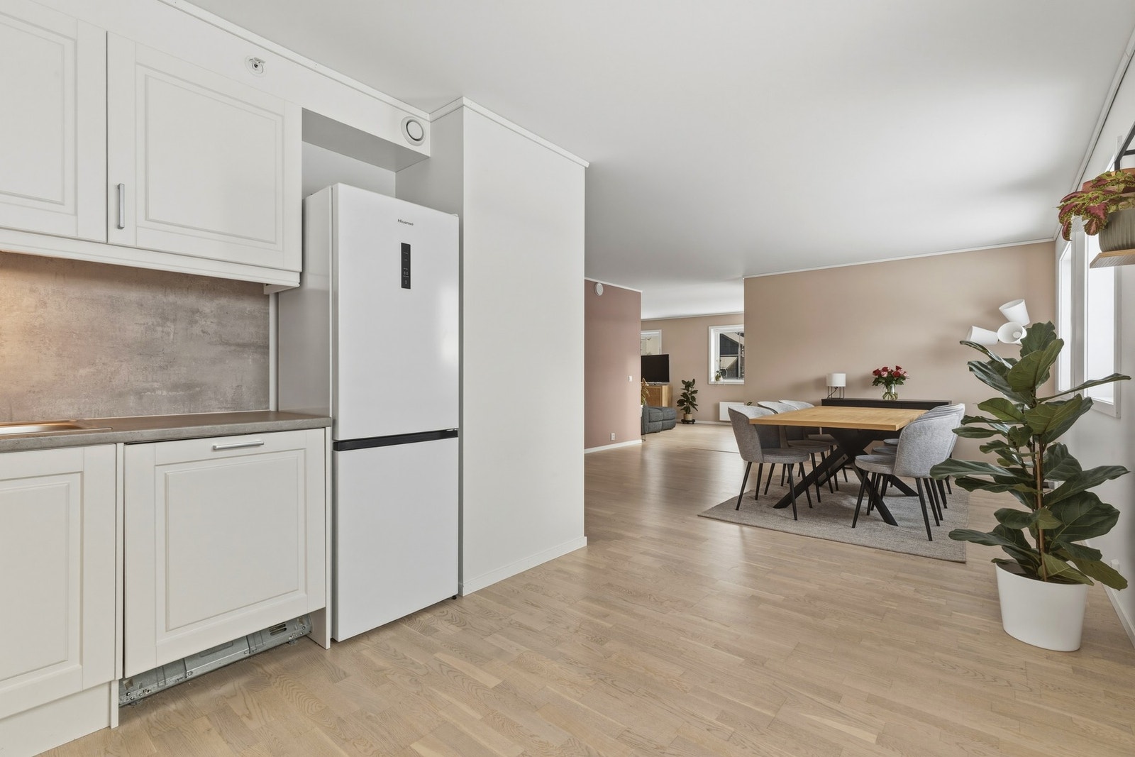 Kjøkken med spisestue og stue i bakgrunn. Galleribilde