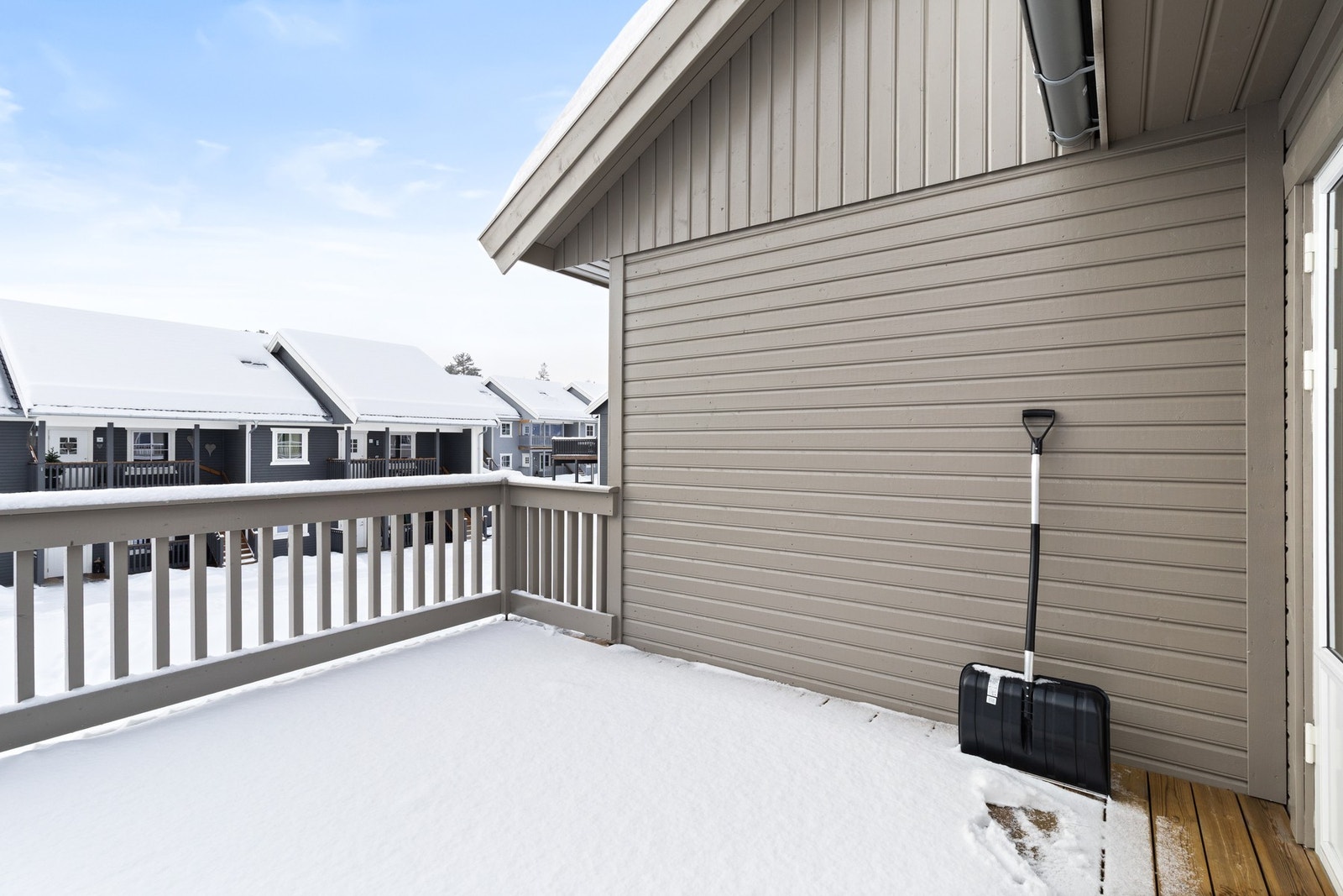 Balkongen ligger noe skjermet. Galleribilde
