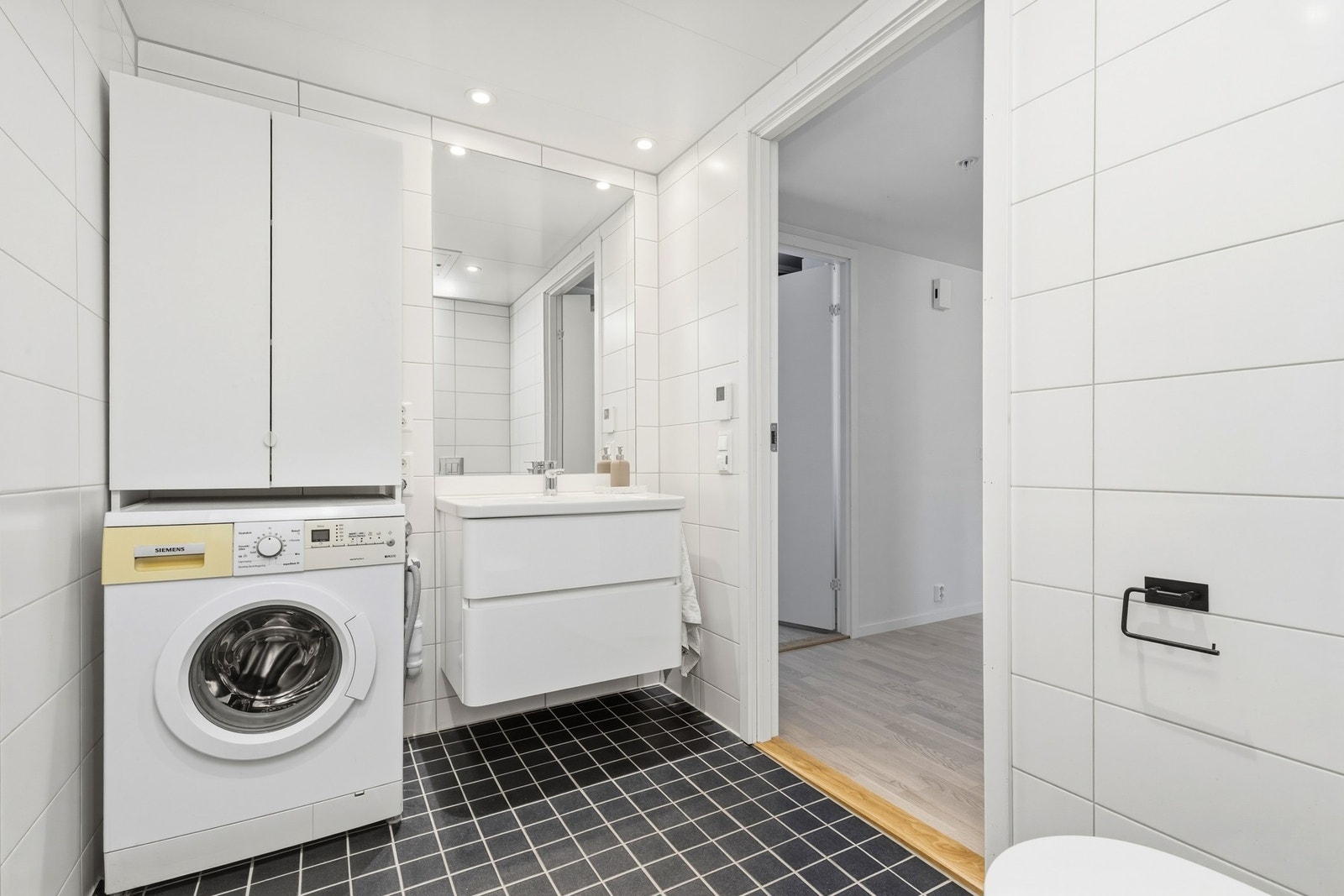 Avsatt plass til vaskemaskin. Baderomsmøbel med skuffer. Galleribilde