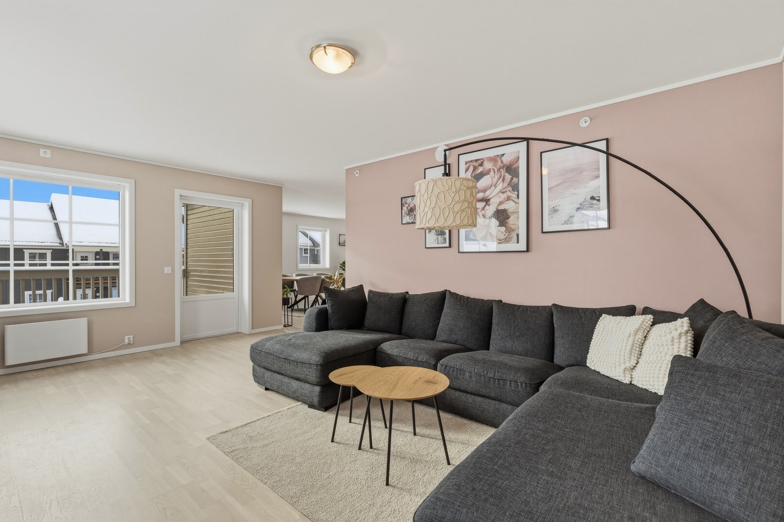 Stue med utgang til koselig balkong. Galleribilde