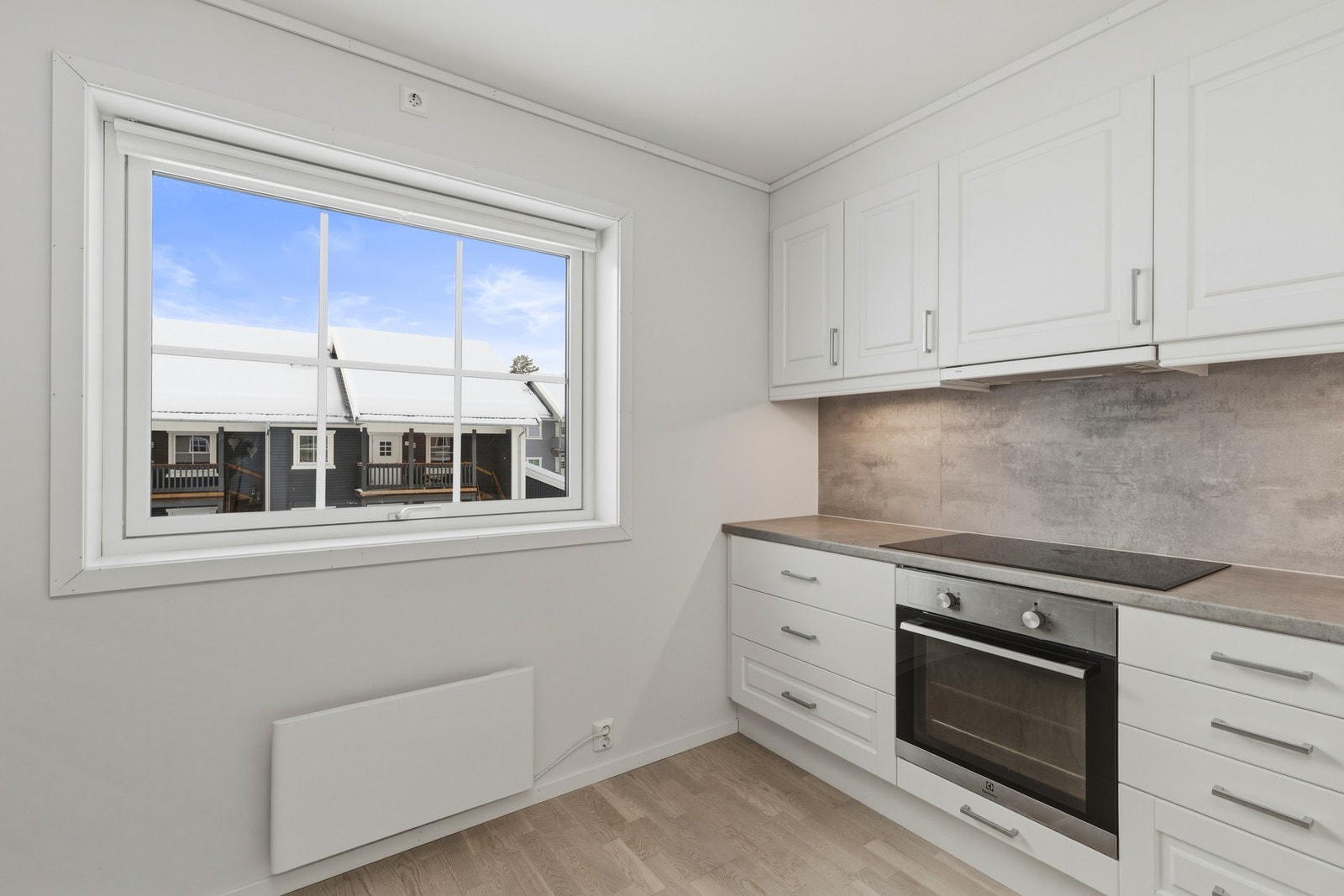 Eget vindu på kjøkken slipper inn godt med naturlig lys. Galleribilde