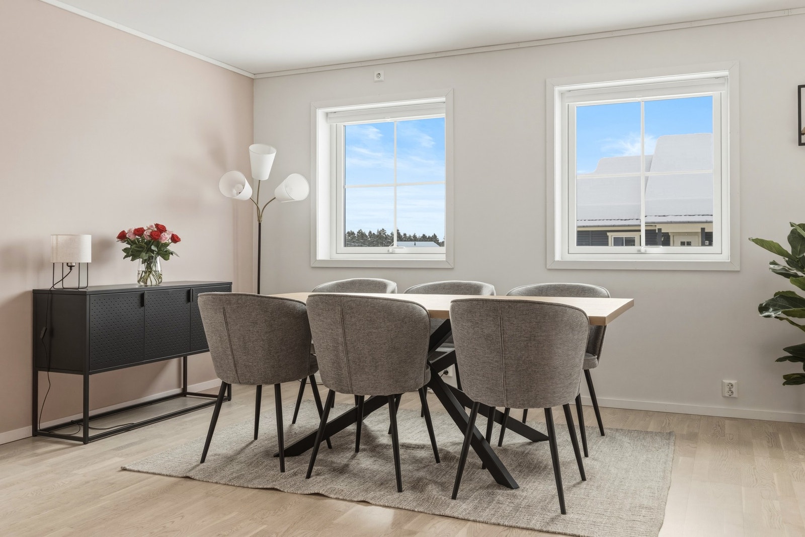 Spisestue med med vinduer og naturlig lys. Galleribilde