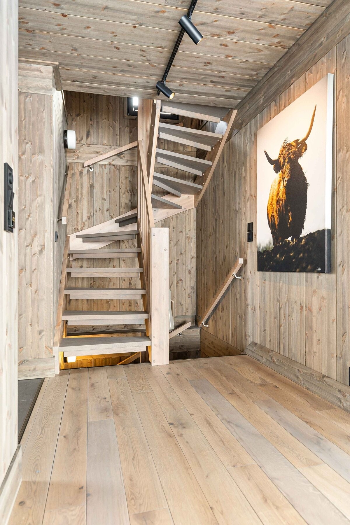 God trapp opp til hemsen og til sokkeletasjen fra hovedplan Galleribilde