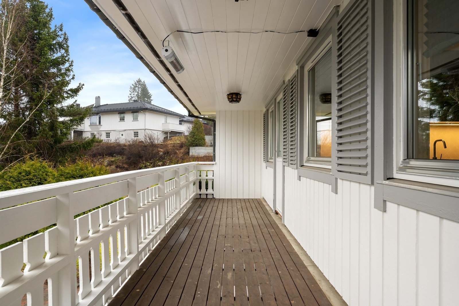 Veranda utenfor et soverom og kjøkken. Galleribilde