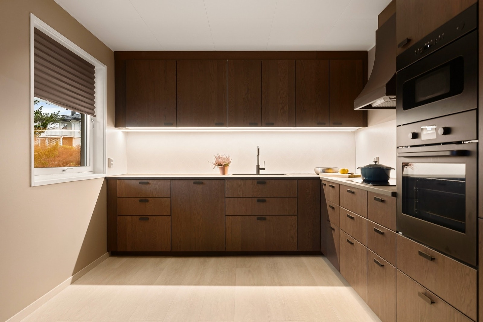 Nytt kjøkken med nye hvitevarer Galleribilde