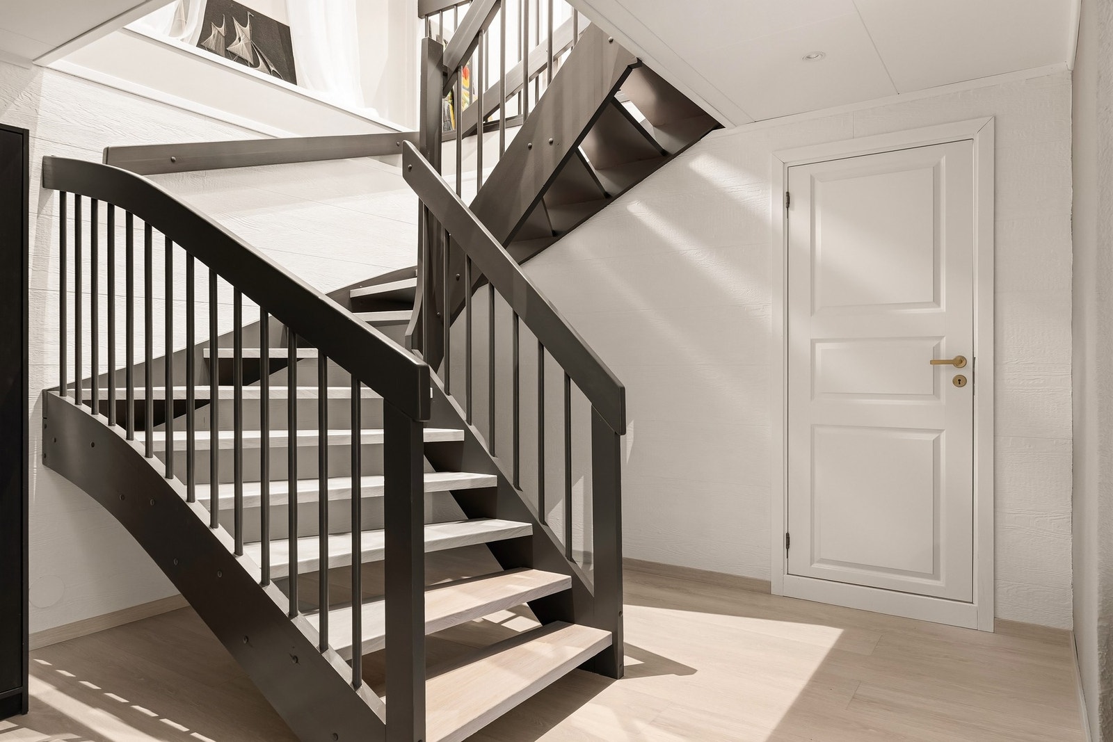 Trapp fra 2 etasje til Hall i
U. etasje Galleribilde