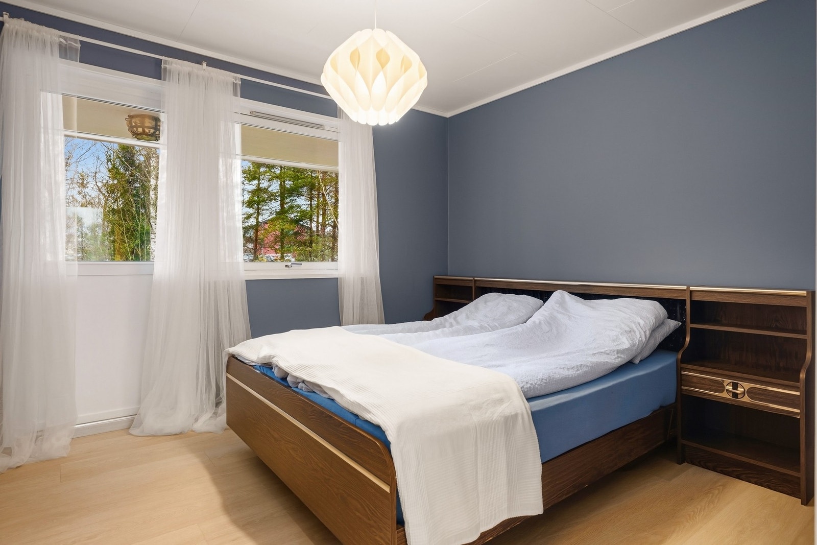 Soverom 1 med utgang til veranda. Galleribilde