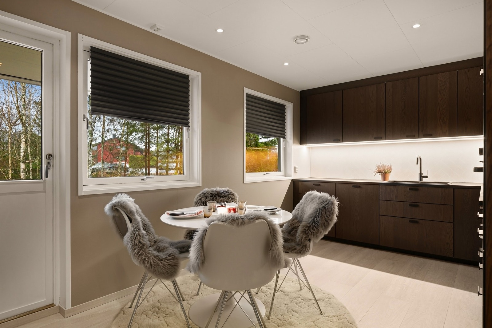 Hyggelig spiseplass på kjøkken Galleribilde