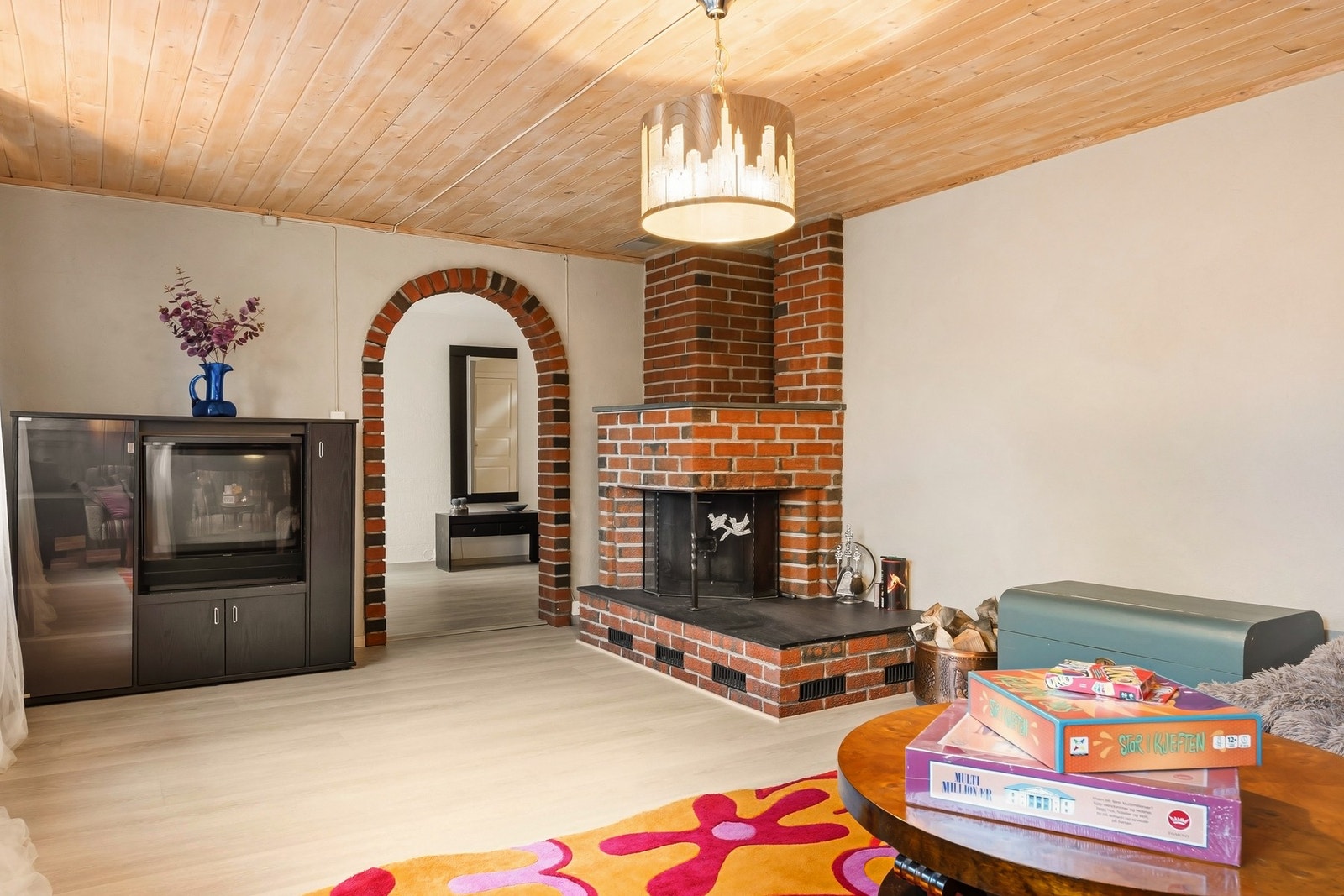 Stue med peis U. etasje Galleribilde