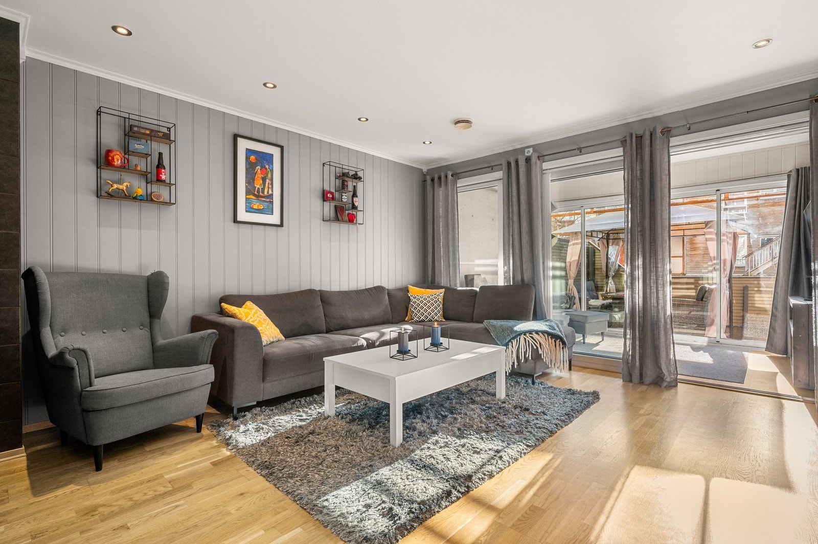 I boligens 1.etasje har du en romslig stue med utgang til innglasset terrasse. Galleribilde