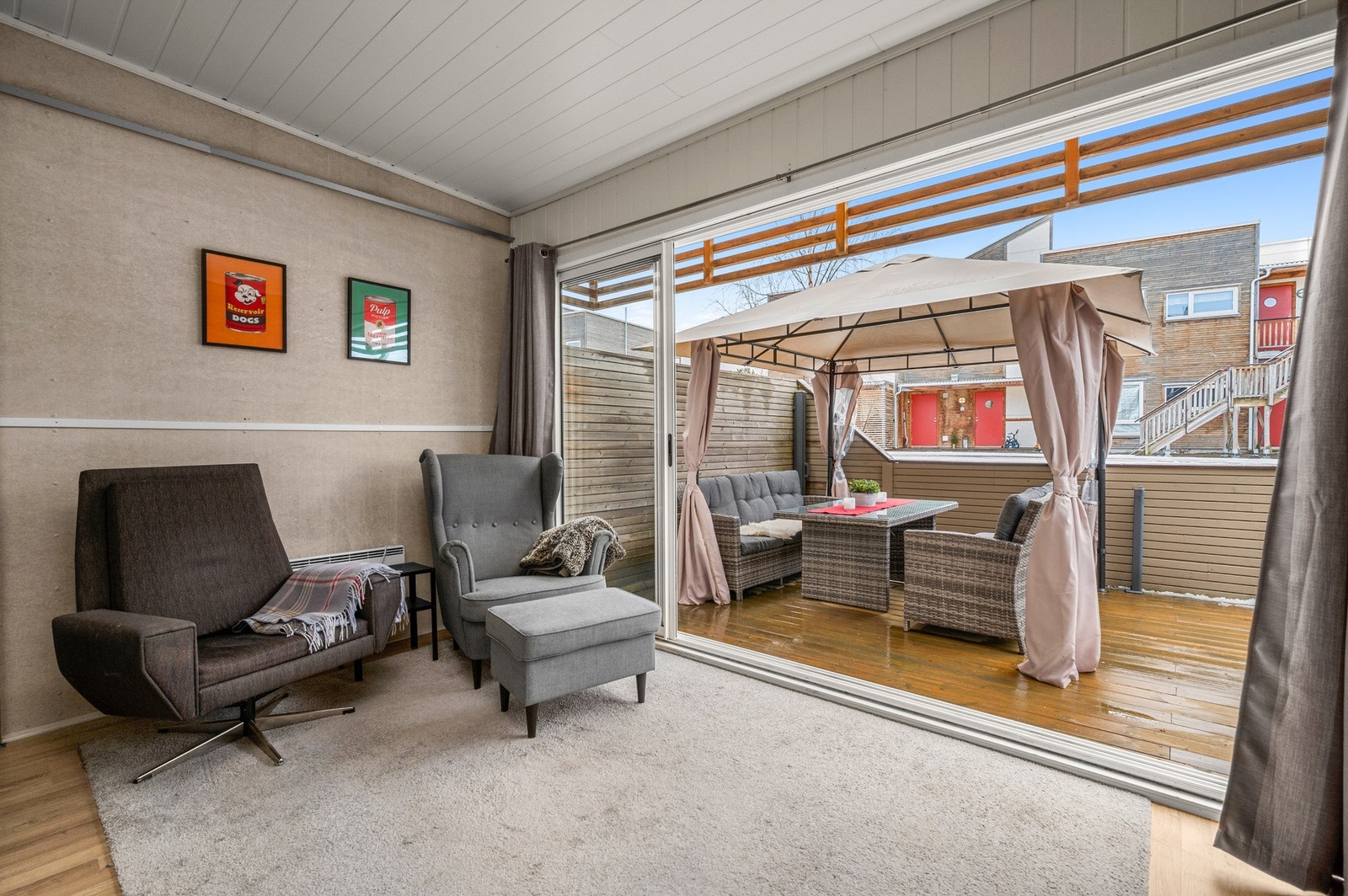 Innglasset terrasse som fungerer som en forlengelse av stua på sommerhalvåret Galleribilde