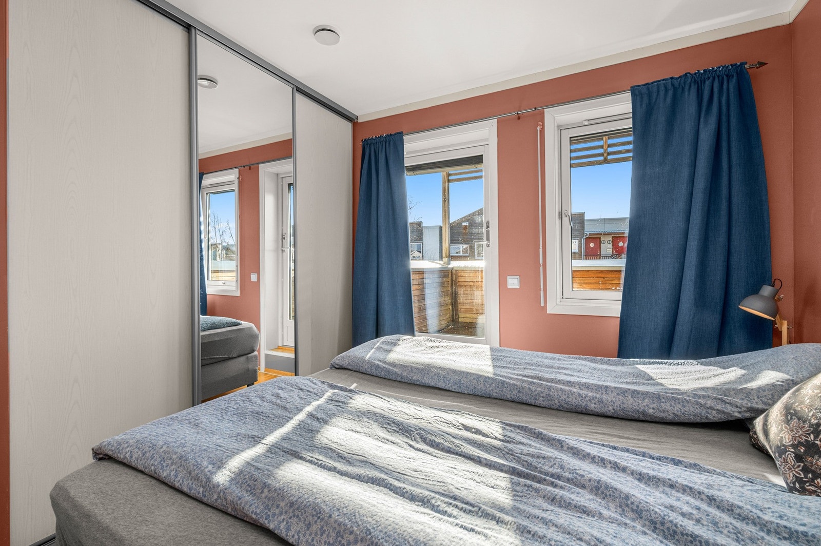 Soverommet kommer med innbygd skyvedørsgarderobe Galleribilde