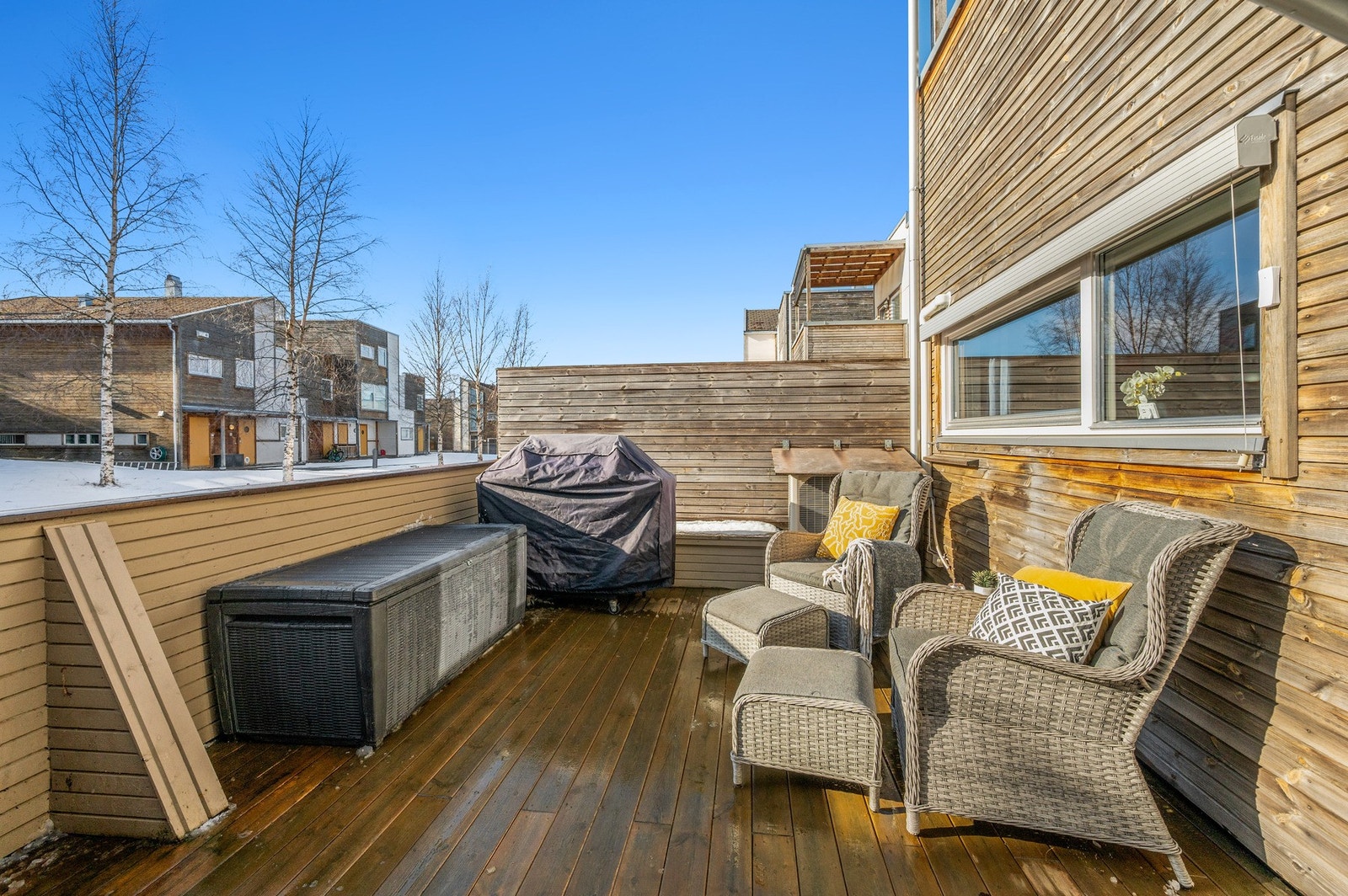 Terrassen er på hele 25,5 kvm og gir god plass til utemøblement Galleribilde