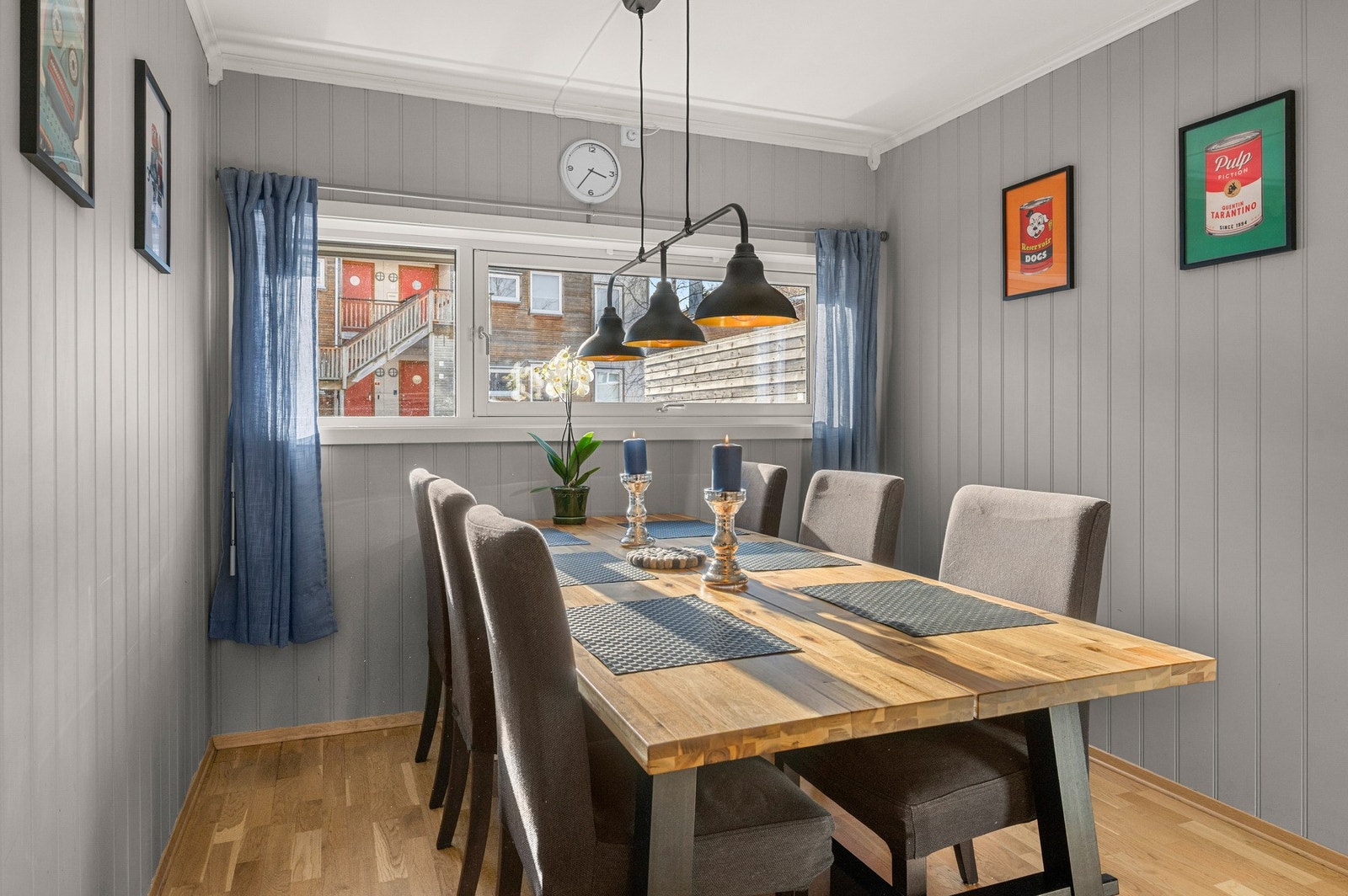 Romslig spiseareal med god plass til spisebord Galleribilde