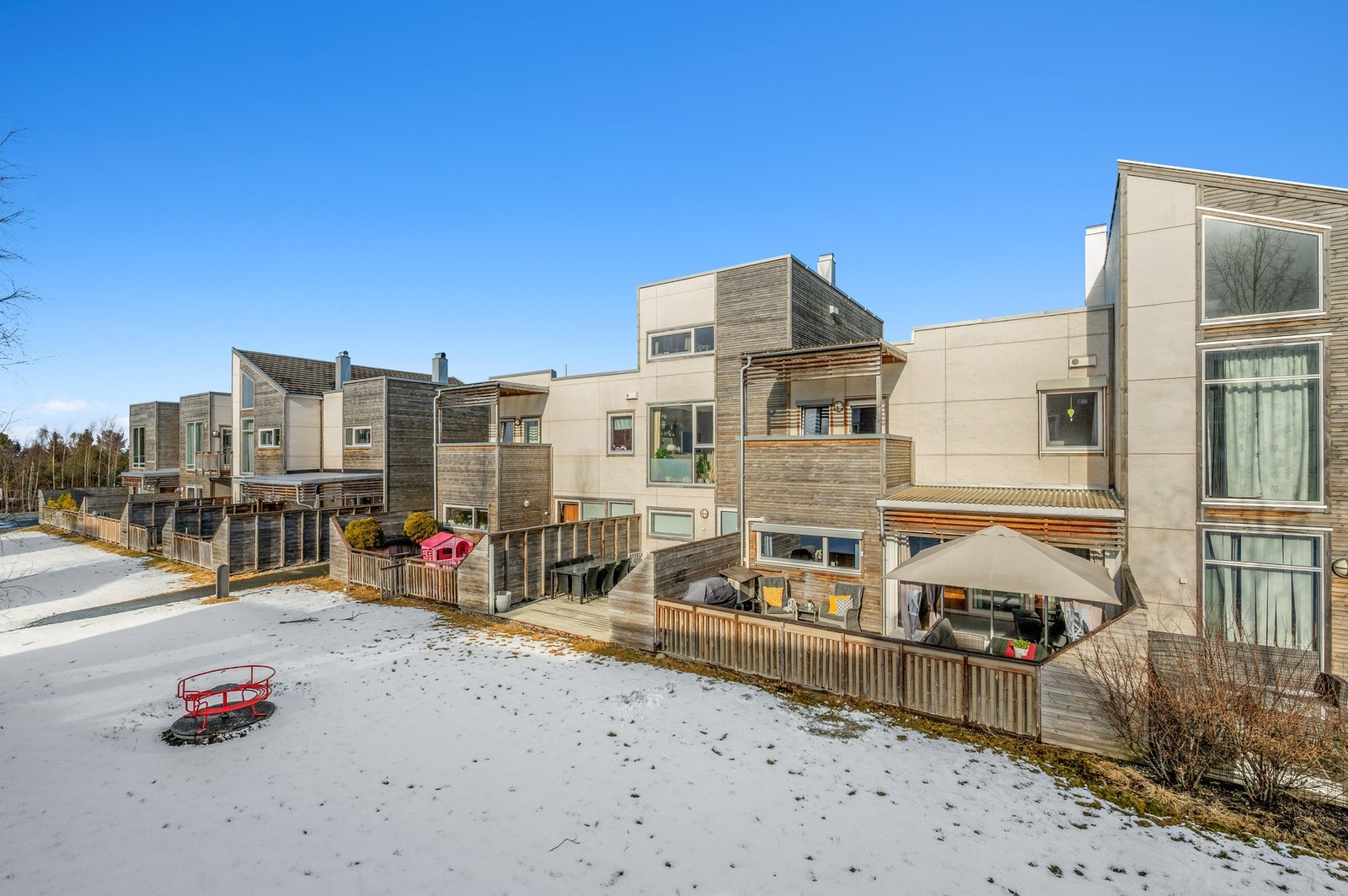 Brekkåsen er et svært barnevennlig område med kort gangavstand til både idrettsbarnehage, barneskole og flott kunstgressbane Galleribilde