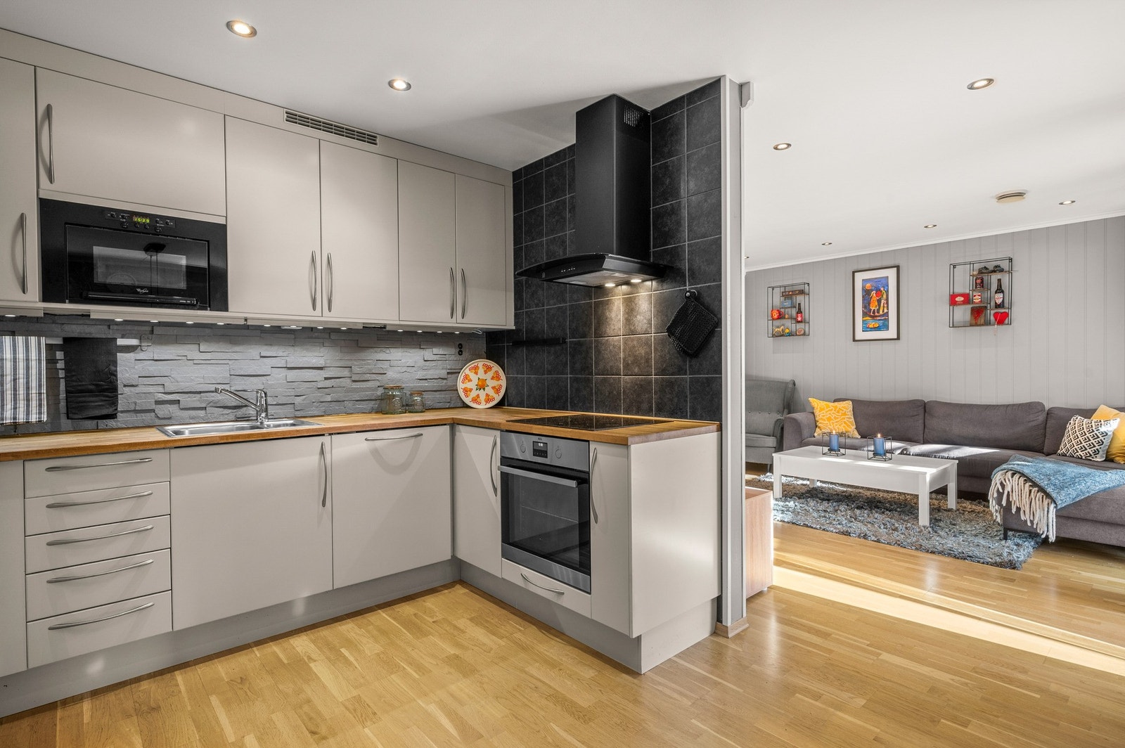 Kjøkkenet har glatte fronter og godt med lagringsplass. Galleribilde