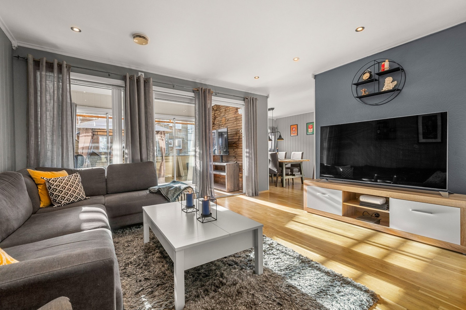 Stuen har store vindusflater og downlights i himling Galleribilde