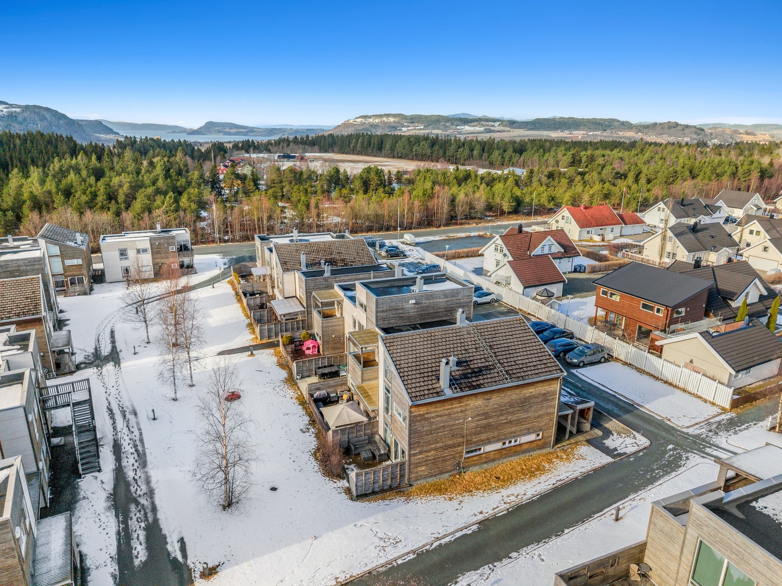 Kort vei til buss som tar deg til Melhus sentrum eller Trondheim. Kort vei til flotte skiløyper ved Sjetnmyra. Galleribilde