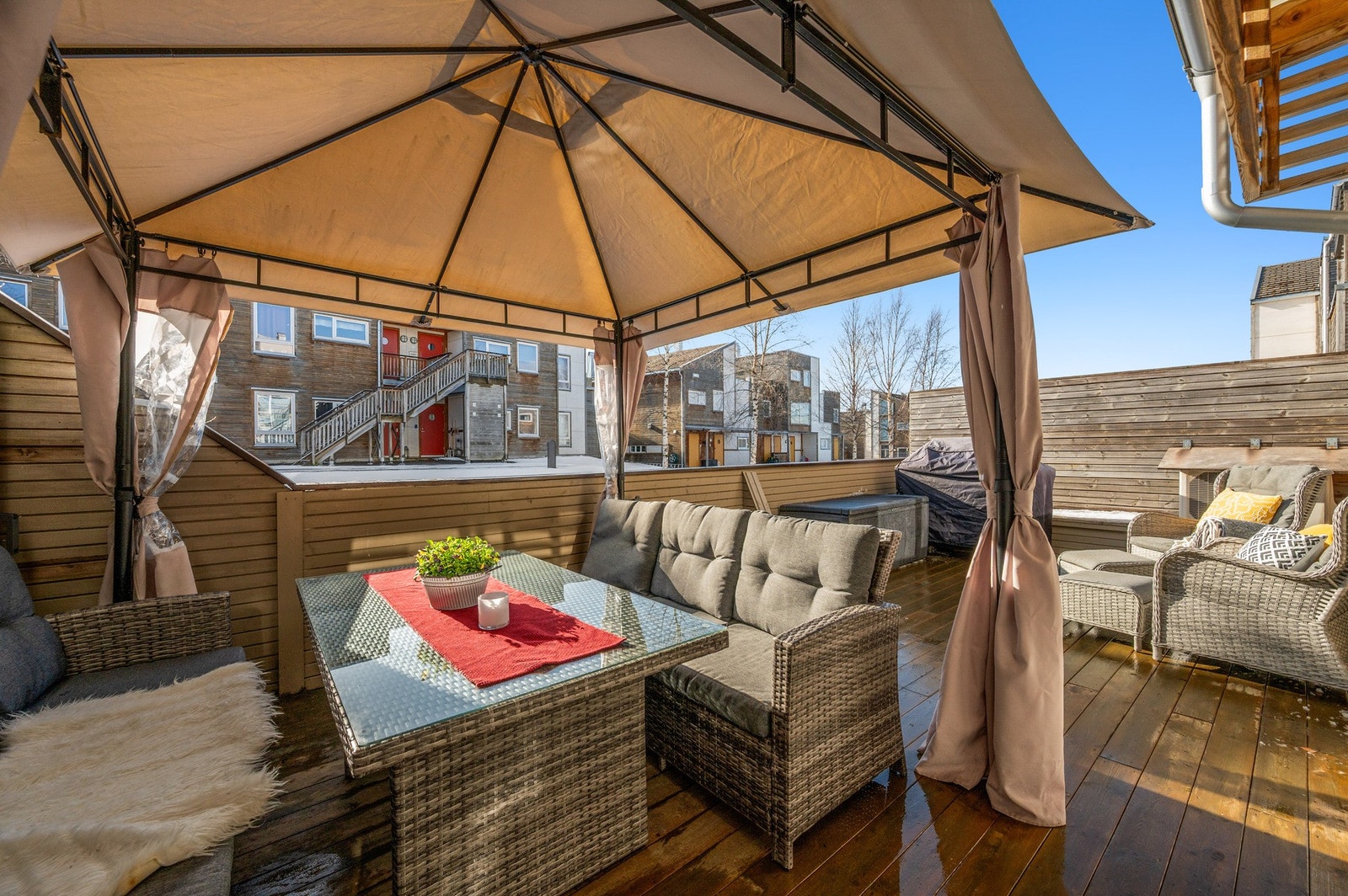 Terrassen er utstyrt med pergola som skaper en lun og innbydende uteplass. Galleribilde