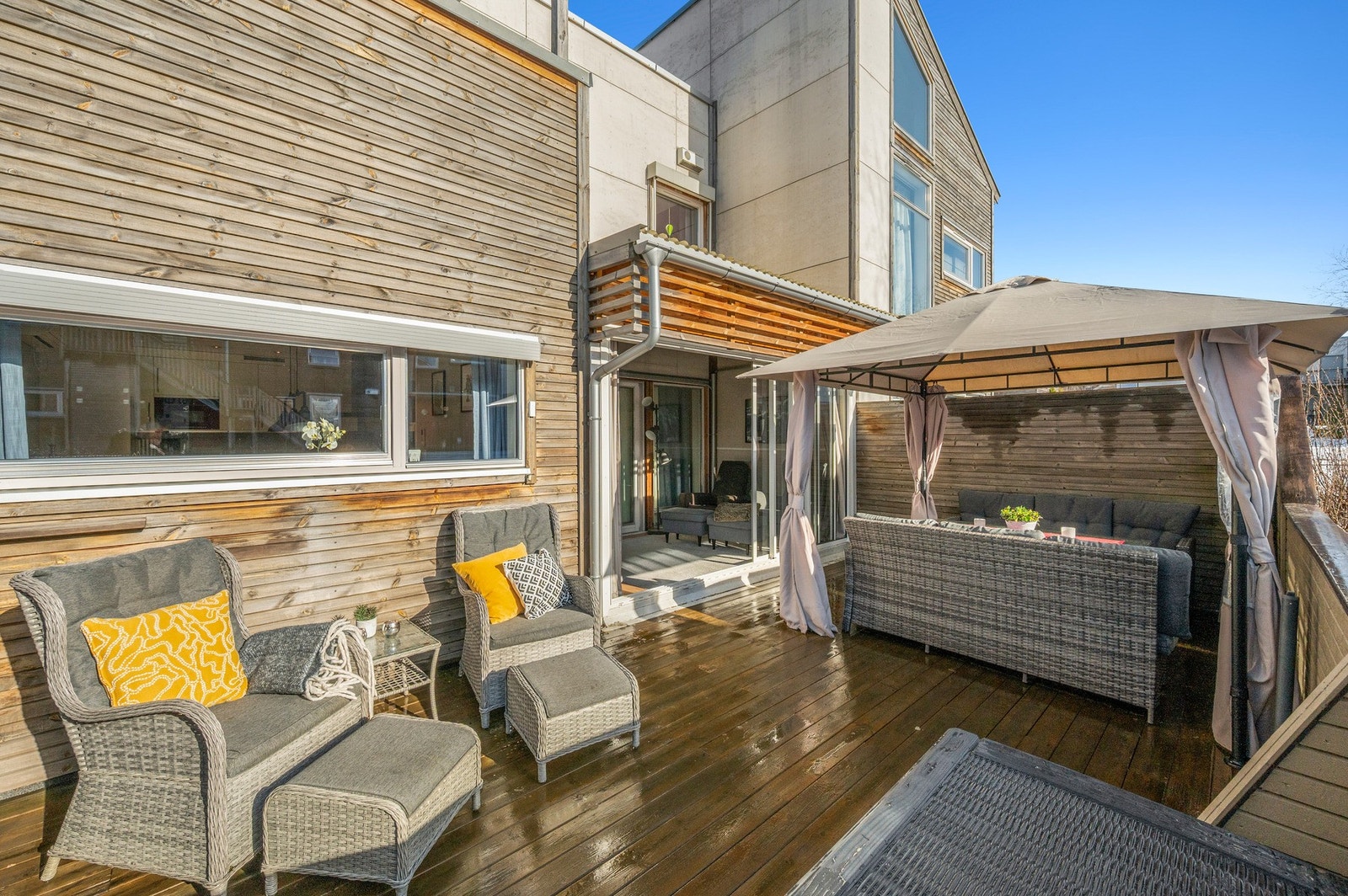 Boligens største terrasse vendt mot sørvest slik at du har svært gode solforhold Galleribilde