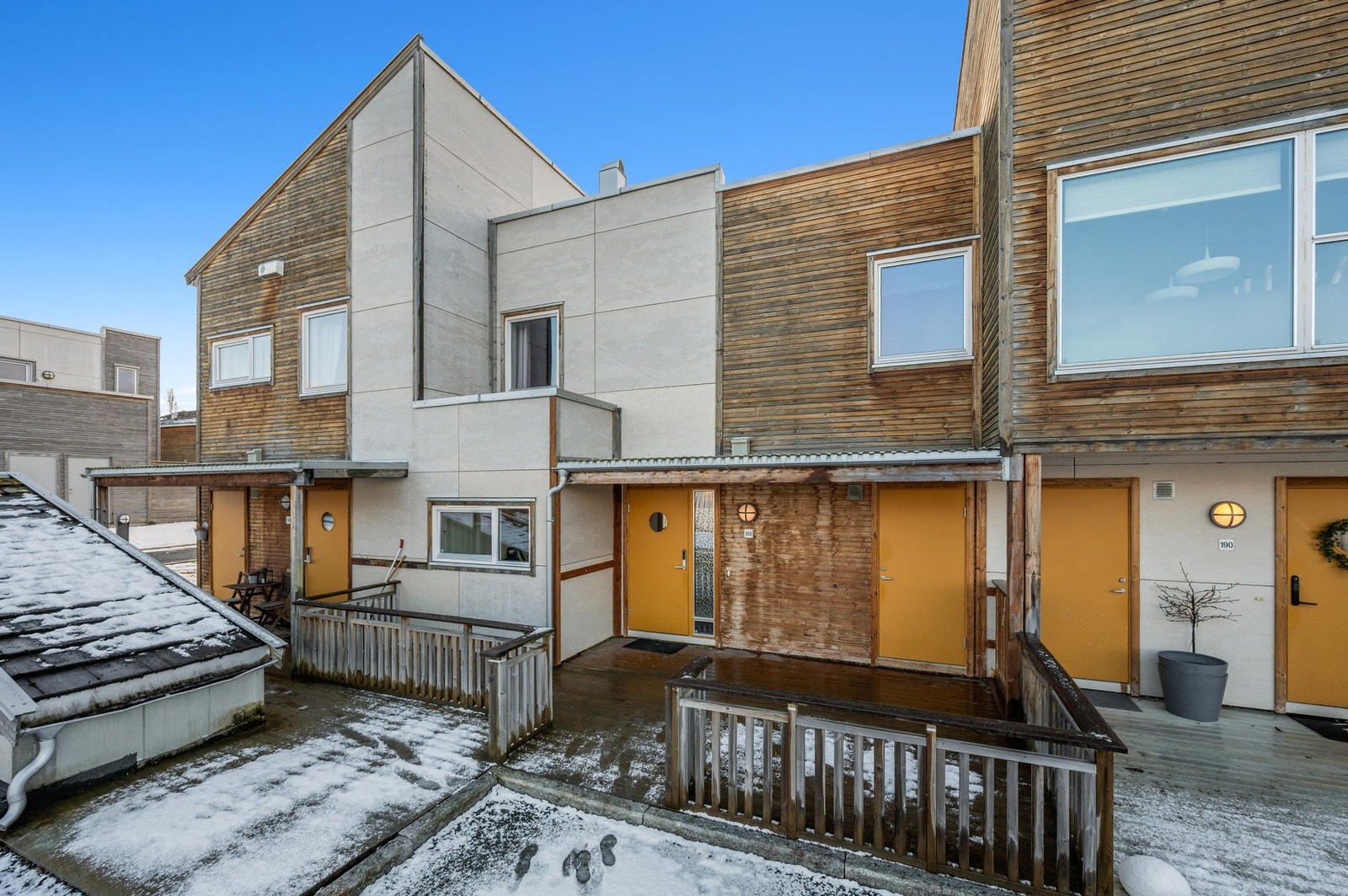 Gode parkeringsmuligheter i medfølgende p-plass i parkeringskjeller, samt rikelig med oppstillingsplasser Galleribilde