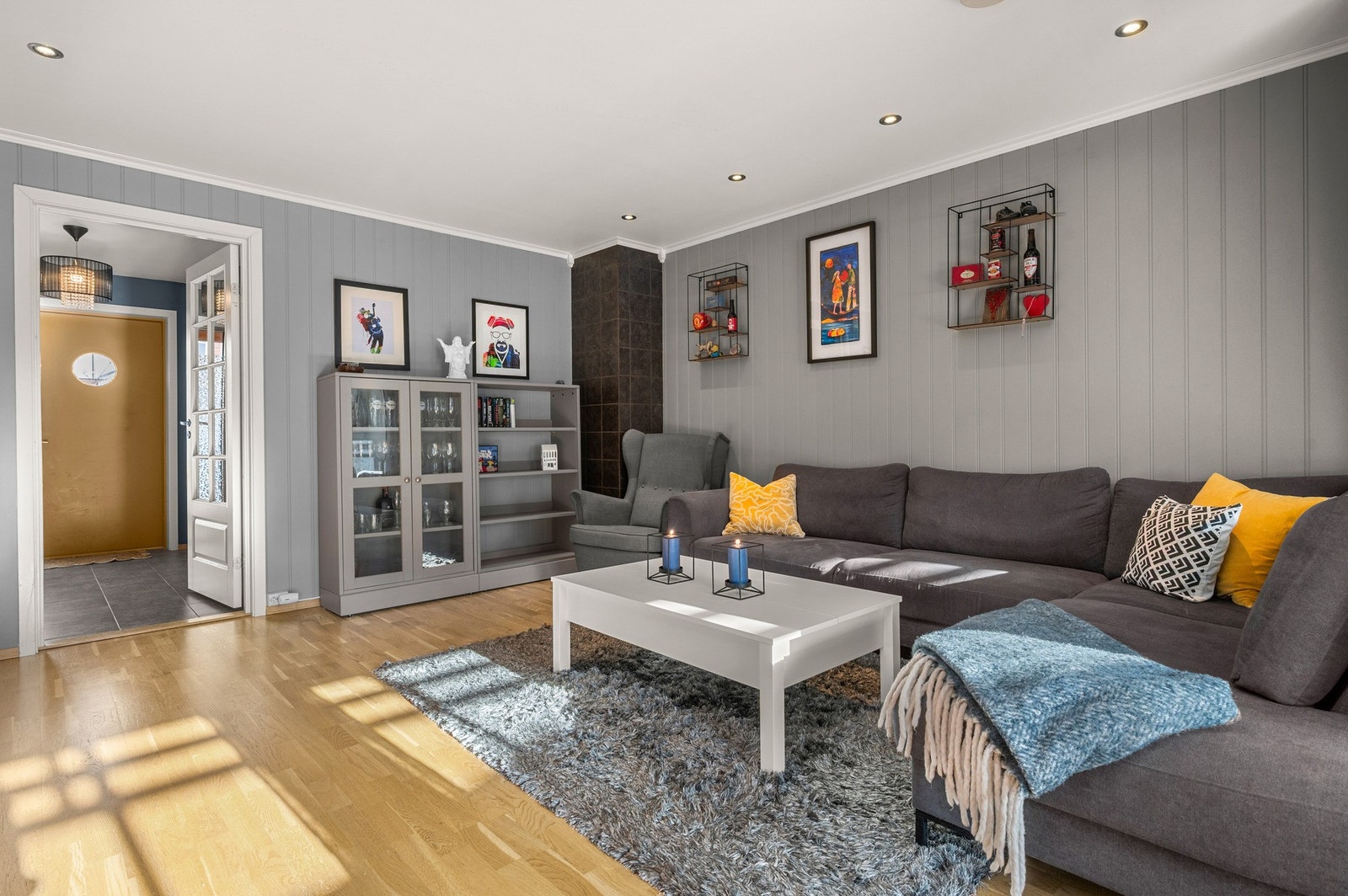 Romslig stue gir mulighet for stor sittegruppe Galleribilde