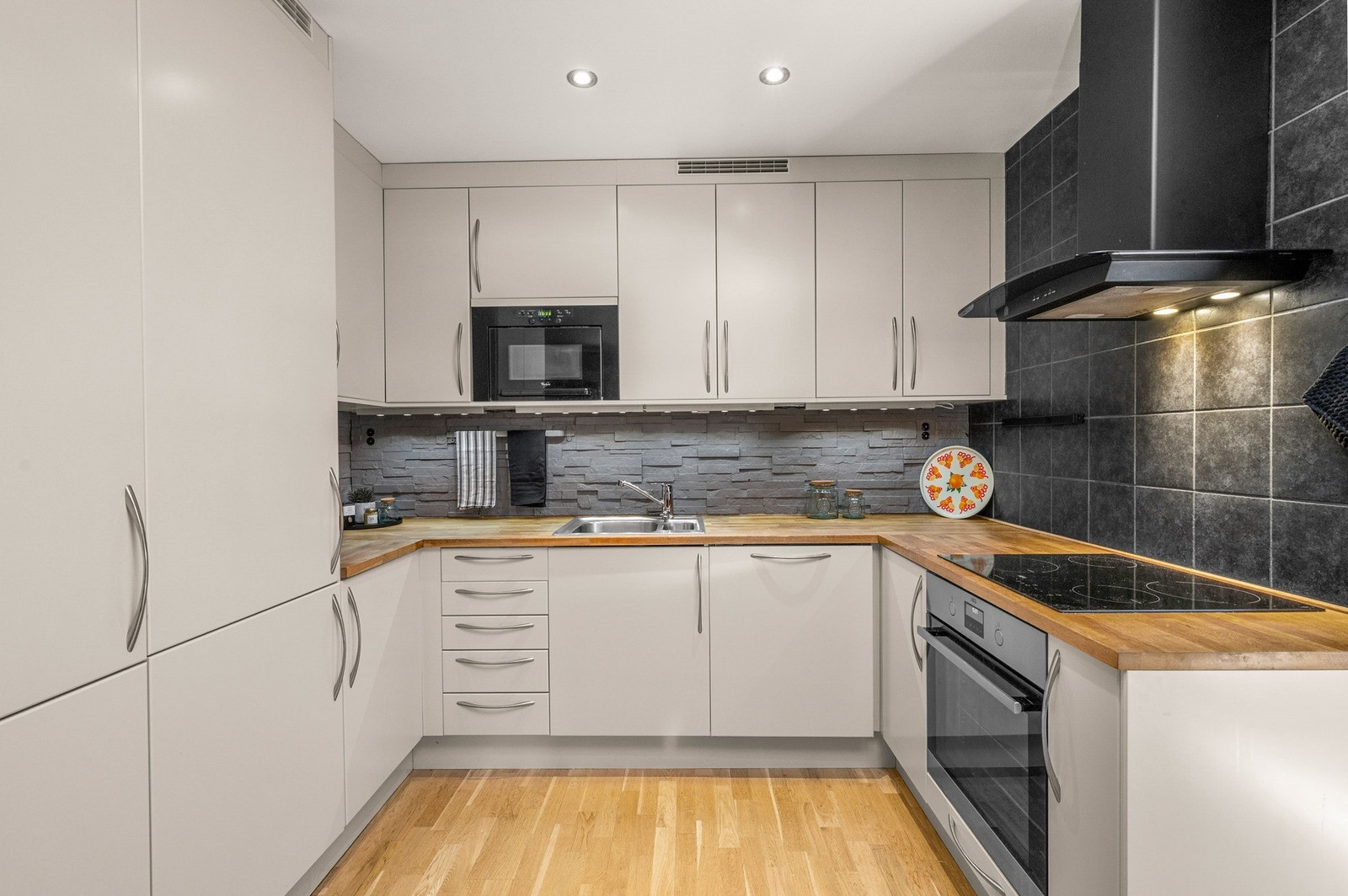 Kjøkkenet er integrert med platetopp, ovn, ventilasjon, mikro, oppvaskmaskin, kjøleskap og fryser. Galleribilde