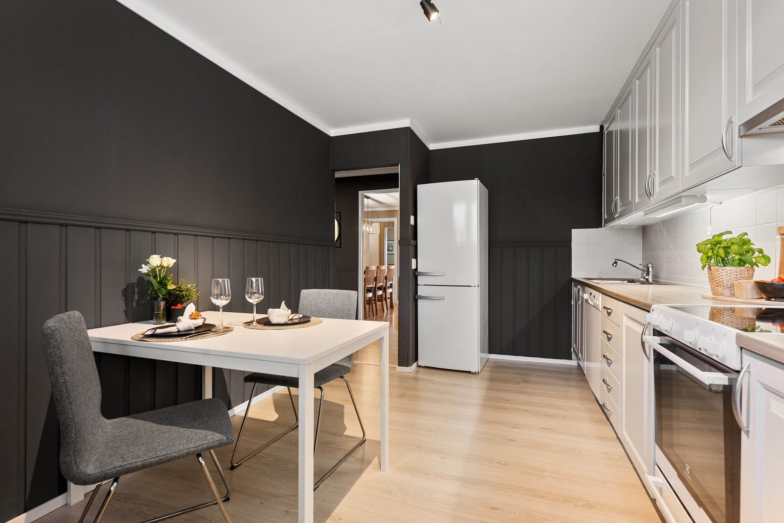 Innredningen har profilerte fronter og benkeplate med laminert overflate. Galleribilde