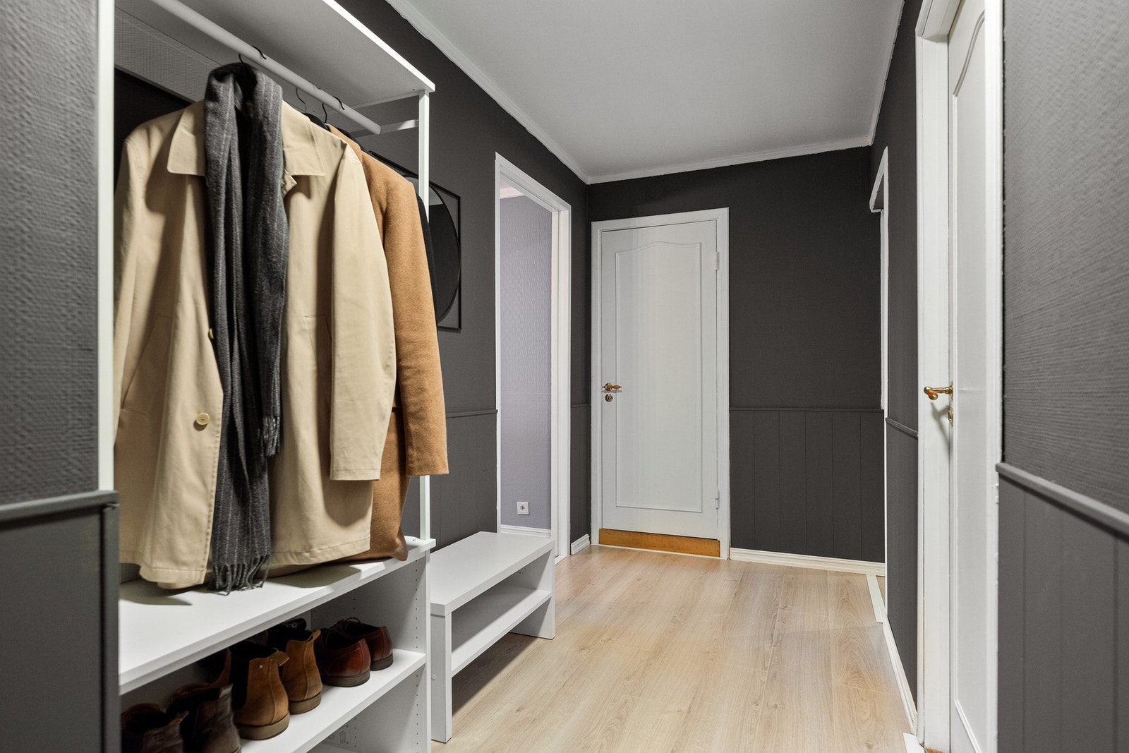 Entréen er romslig og innbydende med god plass til oppbevaring av yttertøy og sko. Galleribilde