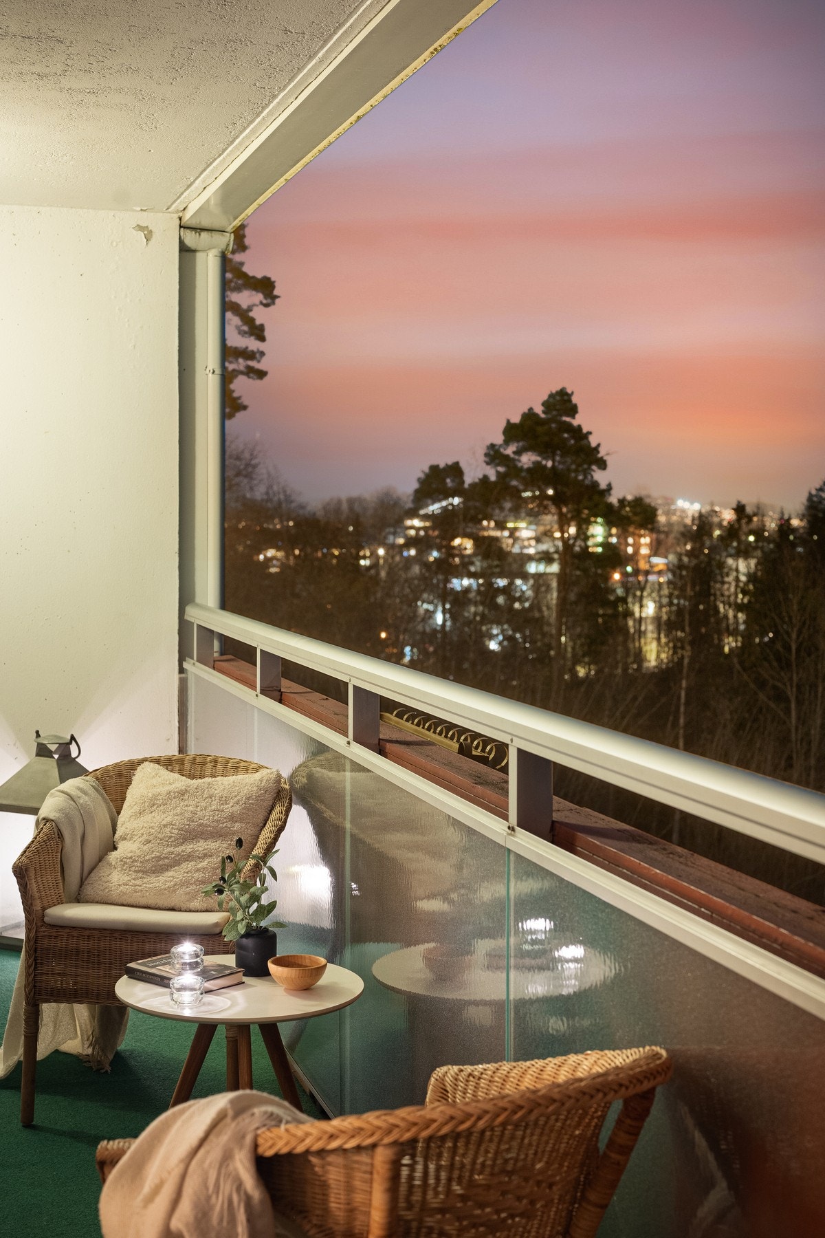 Balkongen fungerer som en naturlig forlengelse av stuen og byr på hyggelig utsikt og gode solforhold. Galleribilde