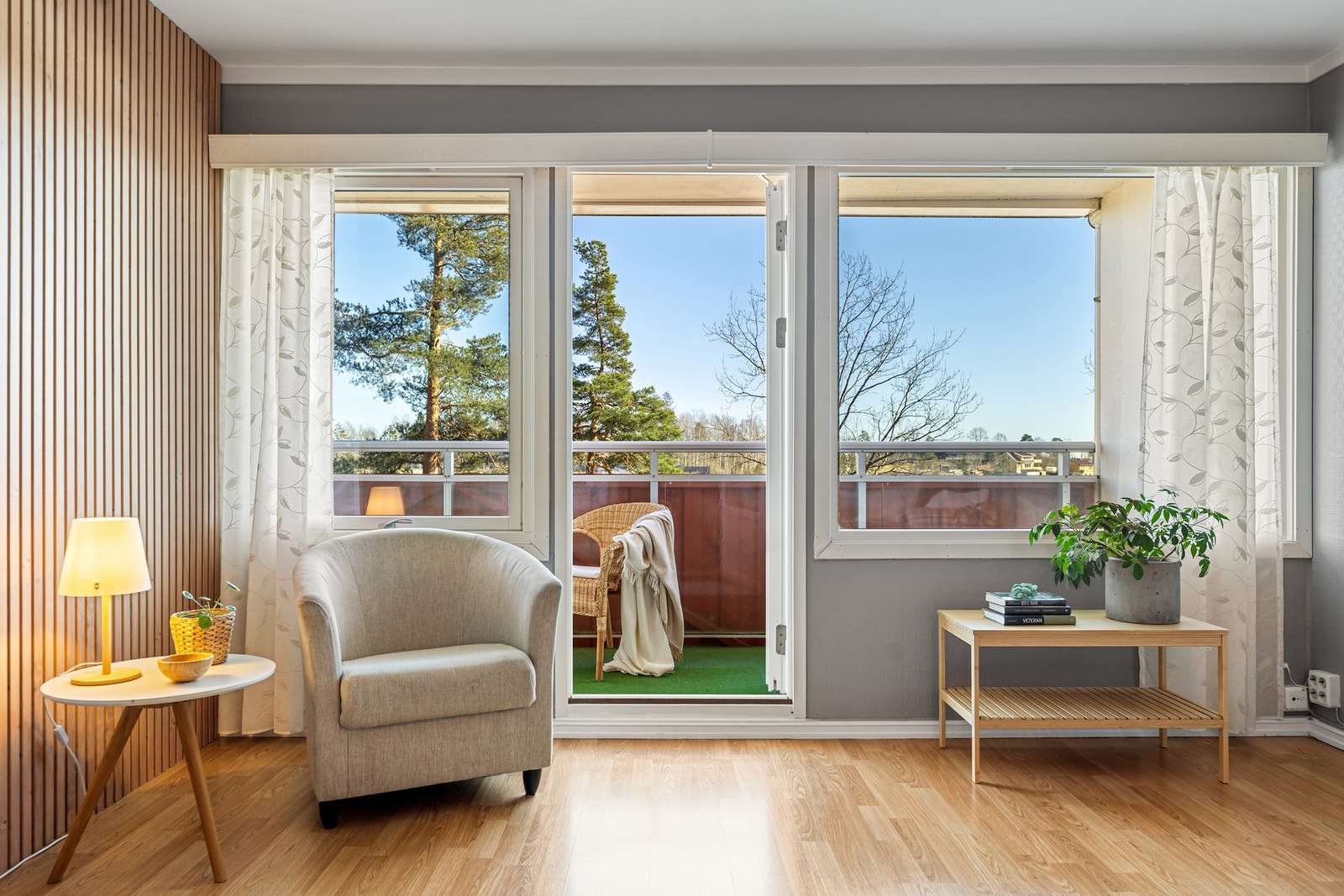 Store vindusflater slipper inn rikelig med dagslys og gir rommet en luftig og behagelig atmosfære. Galleribilde