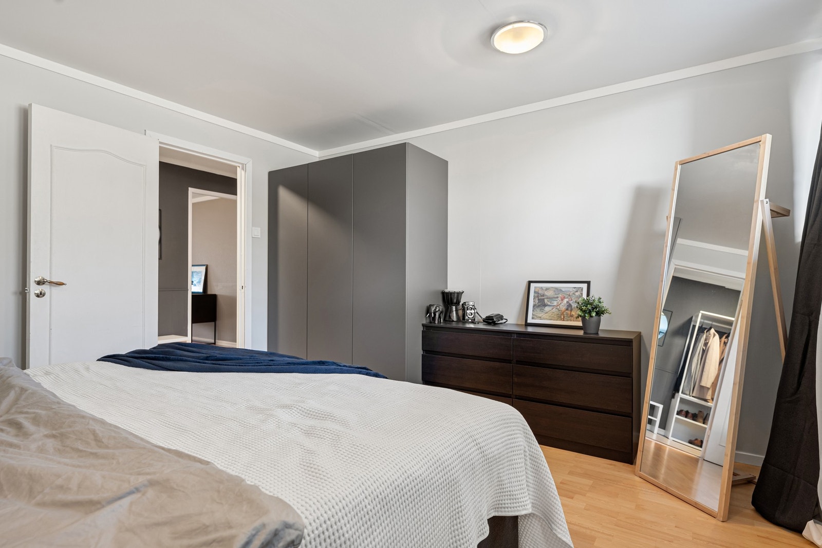 Rommet har gode oppbevaringsmuligheter med plass til garderobeløsning. Galleribilde