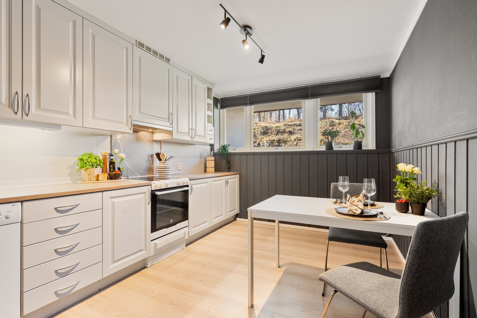 Kjøkkenet fremstår som lyst og funksjonelt med god skap- og benkeplass. Galleribilde