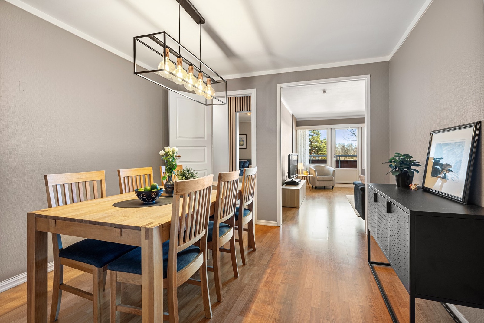 Rommet har en naturlig tilknytning til både stue og kjøkken, noe som gir en god flyt i boligen. Galleribilde