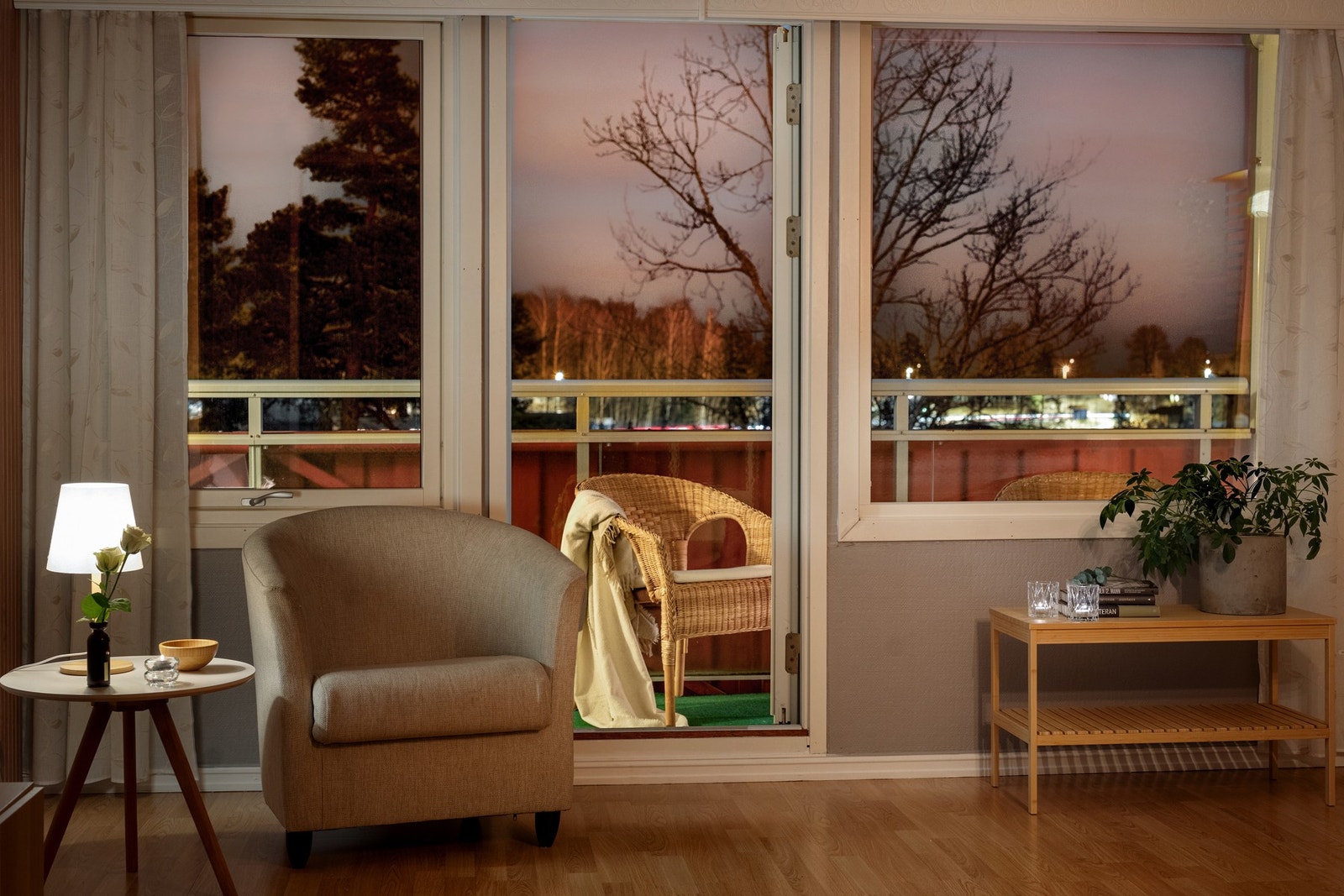 Fra stuen er det direkte utgang til en romslig balkong på ca. 11 kvm. Galleribilde