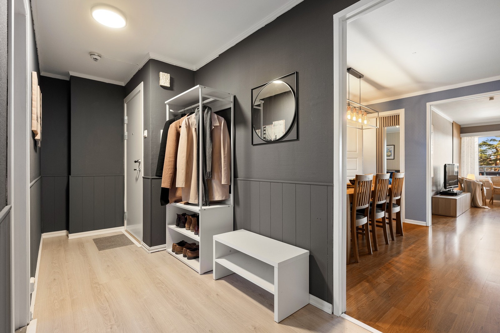 Gangen har lyse gulvflater og tidsriktige fargevalg på veggene, som sammen med belysningen gir et moderne og harmonisk uttrykk. Galleribilde