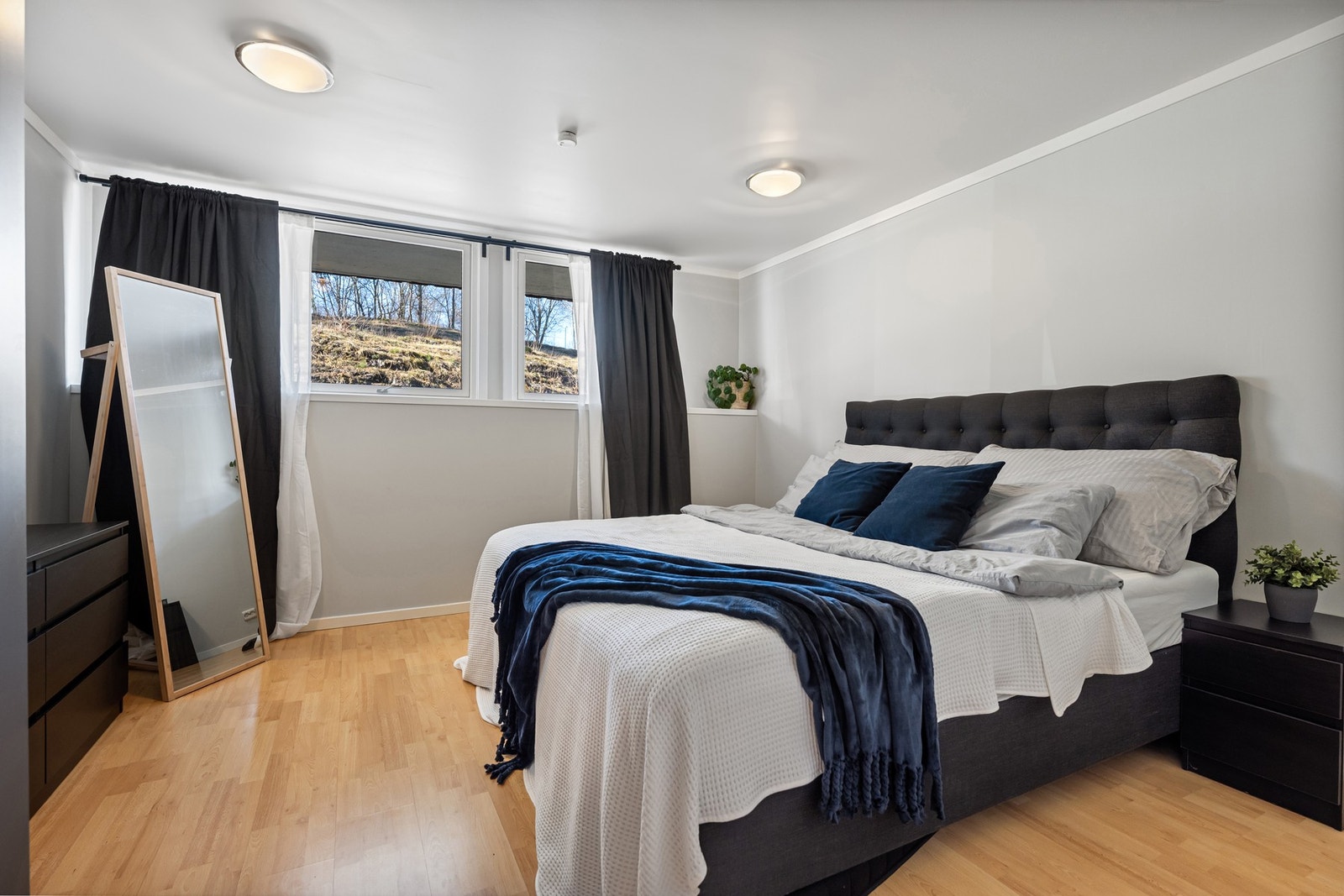 Hovedsoverommet er romslig og innbydende med god plass til dobbeltseng og tilhørende møblement. Galleribilde