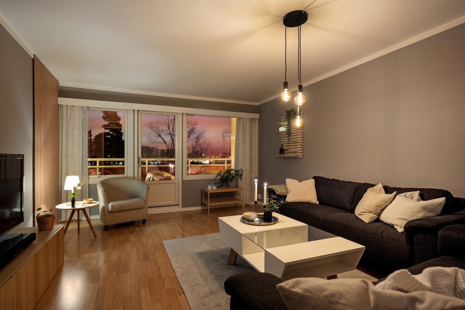 Det er god plass til både sofagruppe og spiseplass, noe som gjør stuen til et hyggelig samlingspunkt. Galleribilde