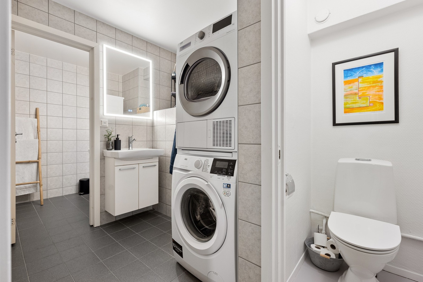 Badet er oppført i 2011 (i følge eier), med flislagte vegger og gulv med gulvvarme. Galleribilde