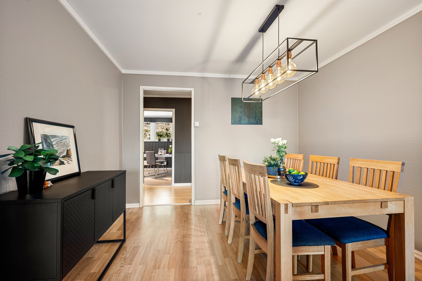 Spisestuen fremstår som lys og romslig med god plass til stort spisebord. Galleribilde