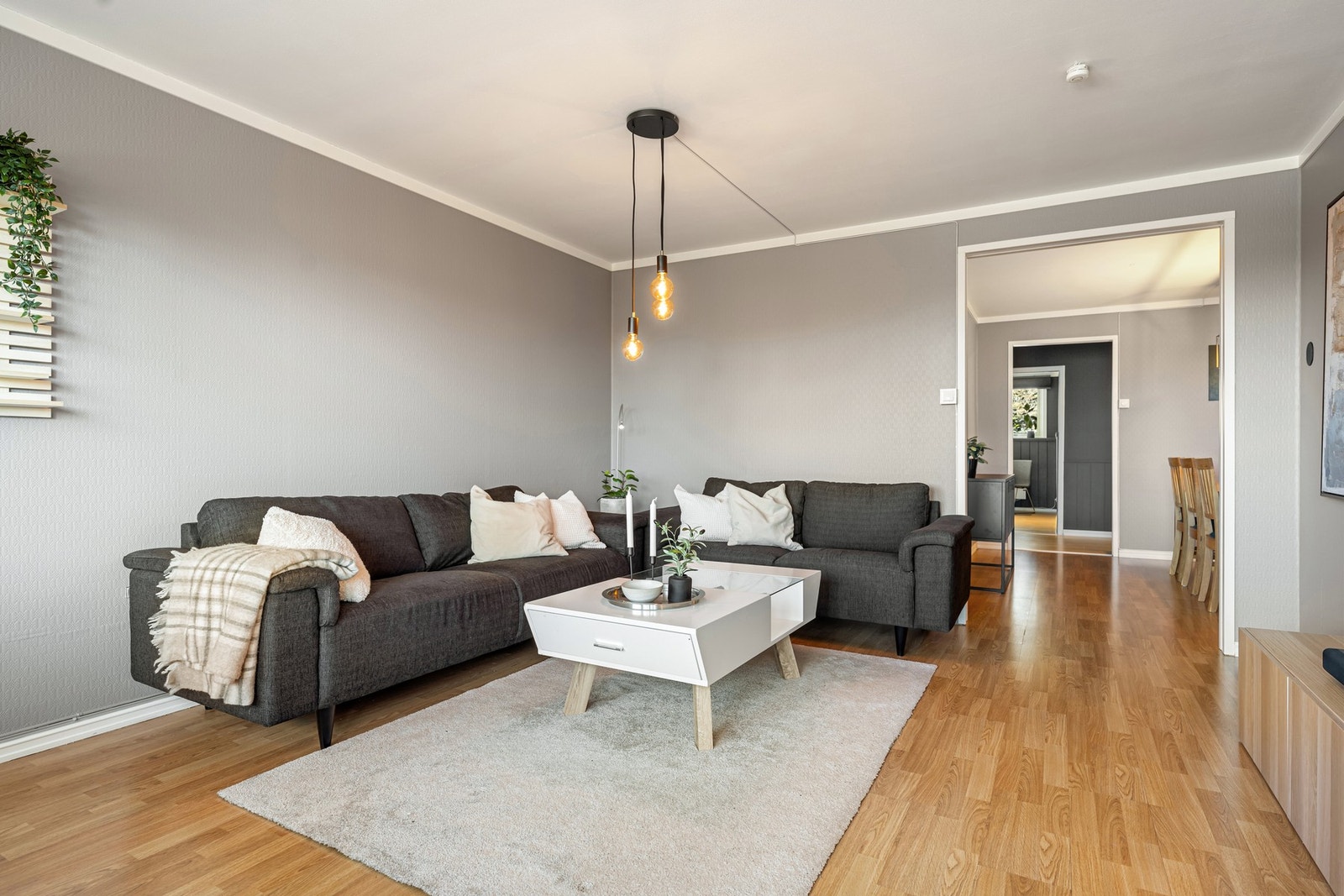 Helheten oppleves som innbydende og funksjonell, med fine overflater og et tidløst uttrykk. Galleribilde