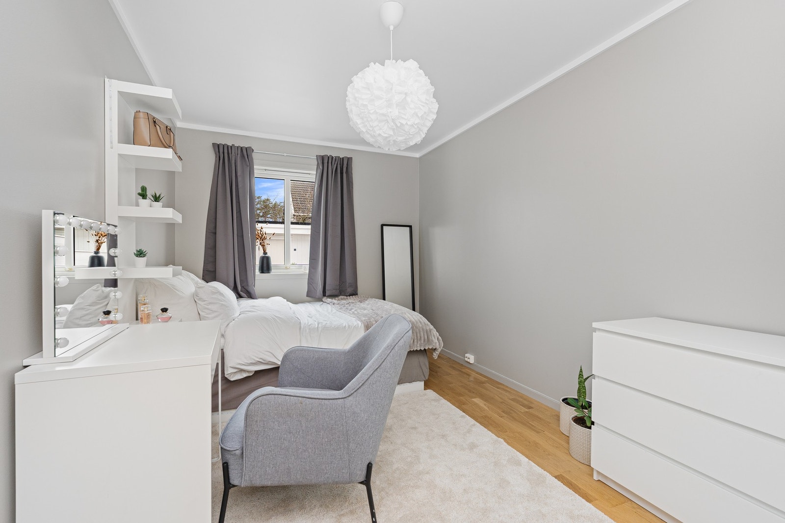 Soverom 4 med inngang til bod Galleribilde