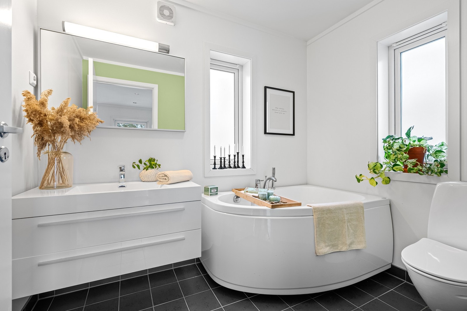 Bad i hovedetasje med badekar Galleribilde