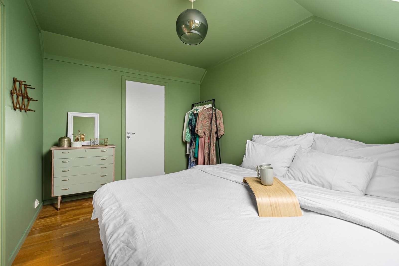 Soverom med inngang til bod Galleribilde